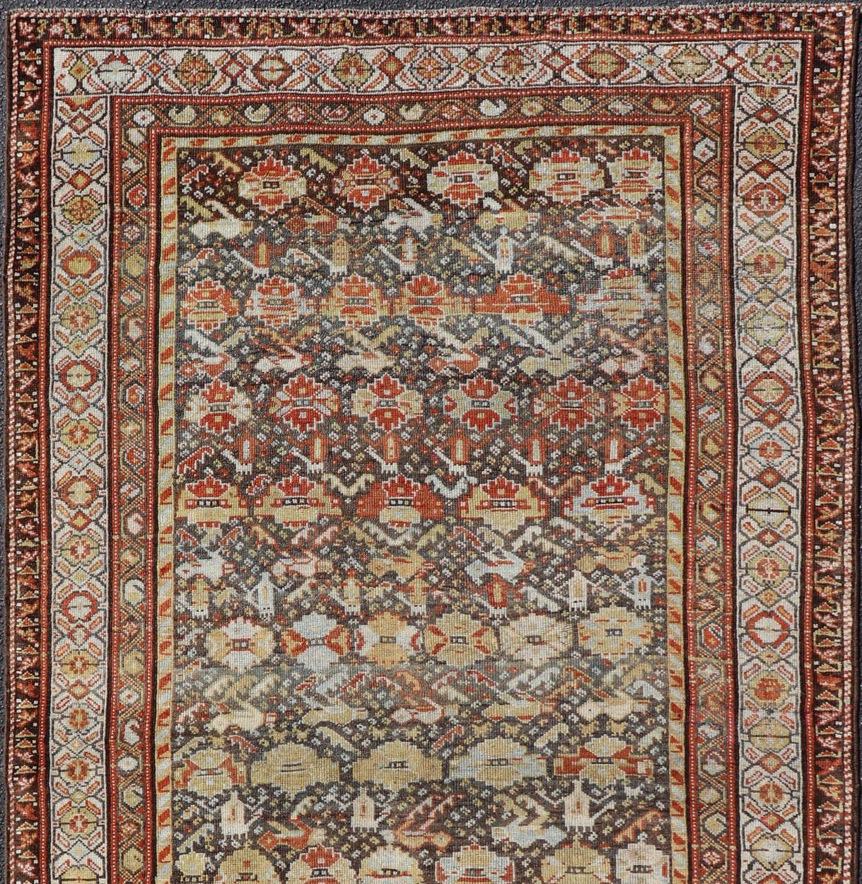 Antiker persischer Qashqai-Teppich mit Stammesmuster in warmen Erdtönen, 5'0 x 8'10 im Angebot 4