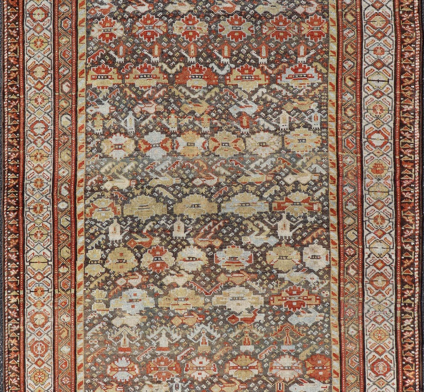 Antiker persischer Qashqai-Teppich mit Stammesmuster in warmen Erdtönen, 5'0 x 8'10 im Angebot 5