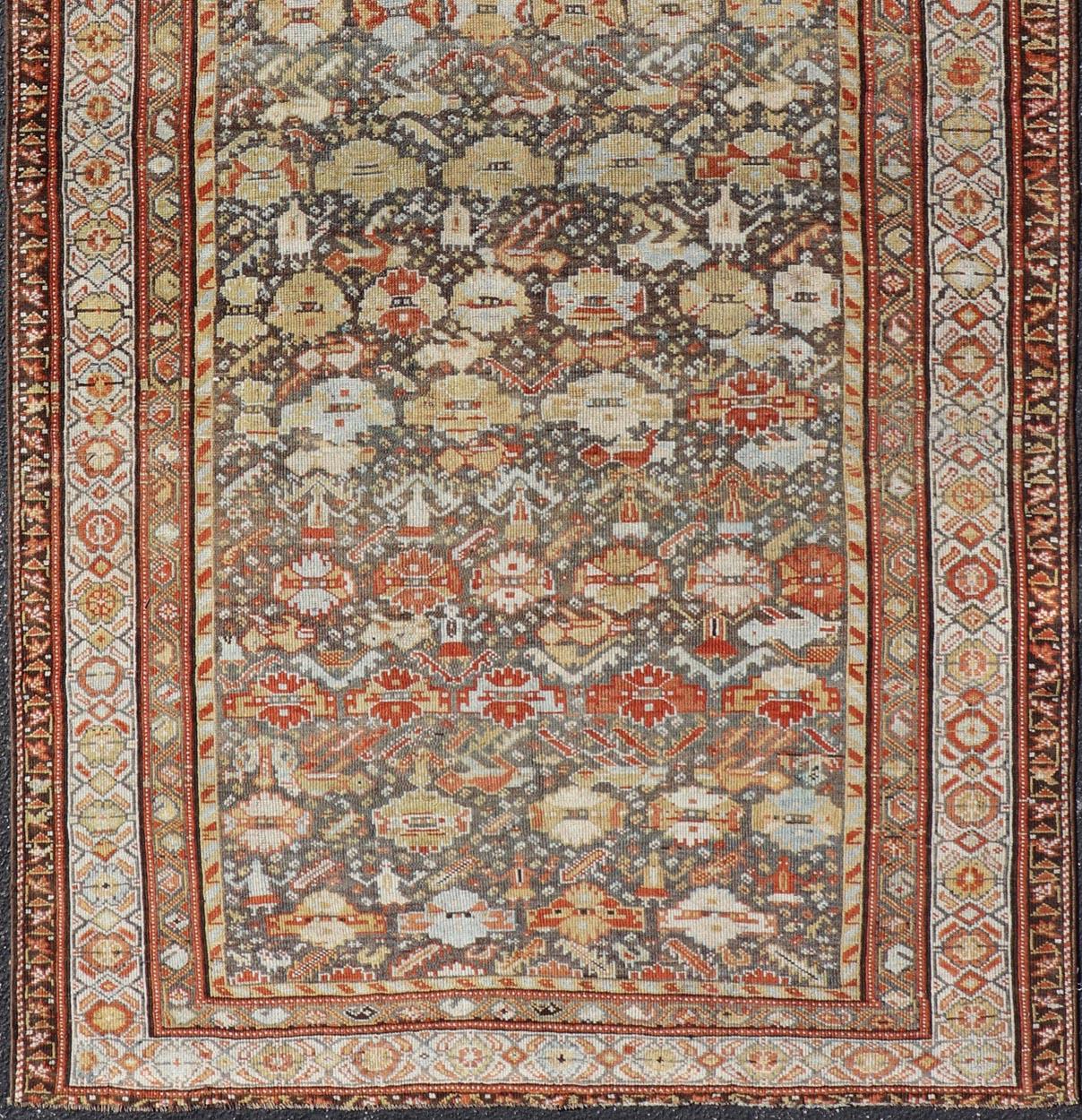 Maße: 5'0 x 8'10 
 Antiker persischer Gaschgai-Teppich mit Stammesmustern in warmen Erdtönen 5'0 x 8'10. Keivan Woven Arts/ Teppich/V21-1212, Herkunftsland / Art: Iran / Gaschgai, um 1890.

Dieser bemerkenswerte antike persische Gaschgai-Teppich