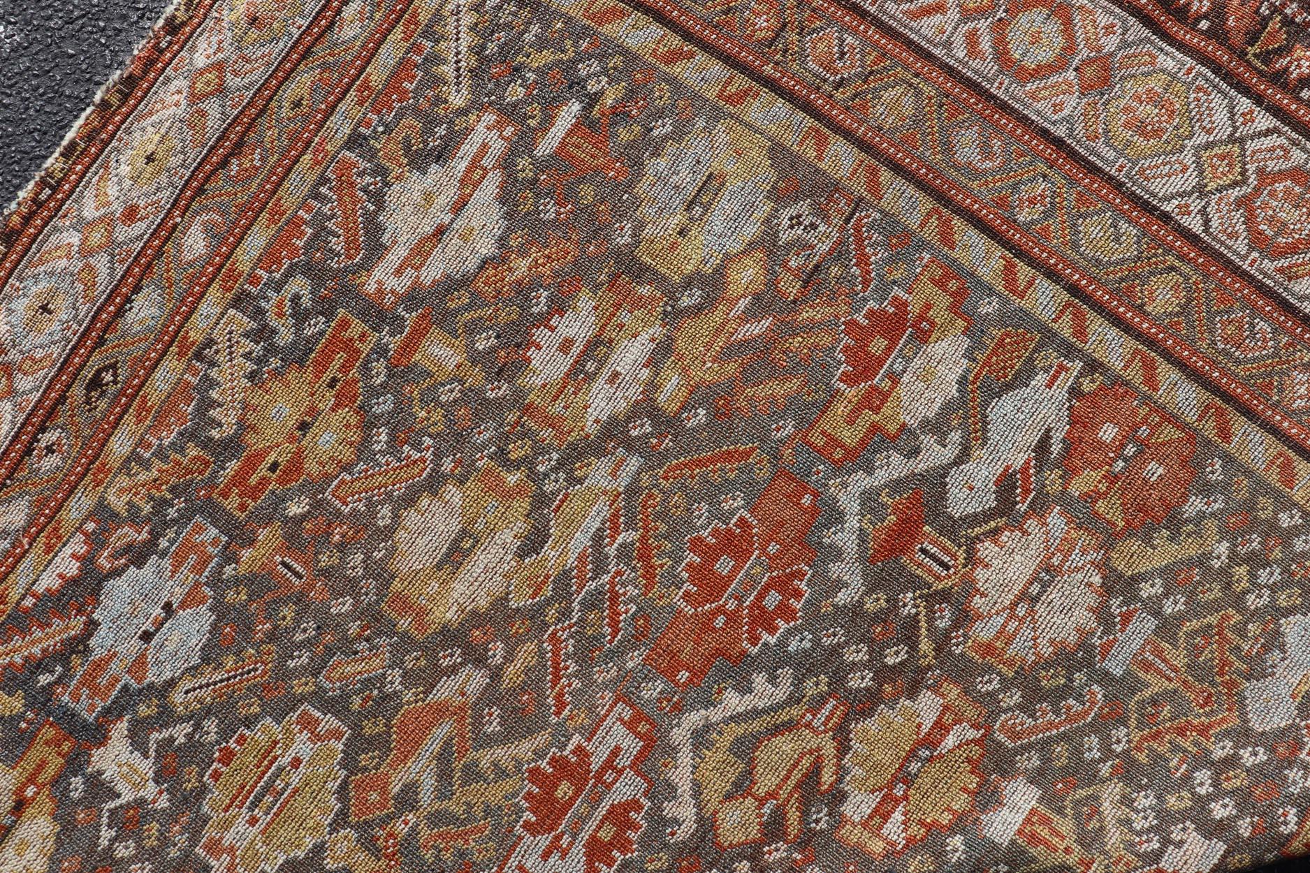 Antiker persischer Qashqai-Teppich mit Stammesmuster in warmen Erdtönen, 5'0 x 8'10 (Malayer) im Angebot