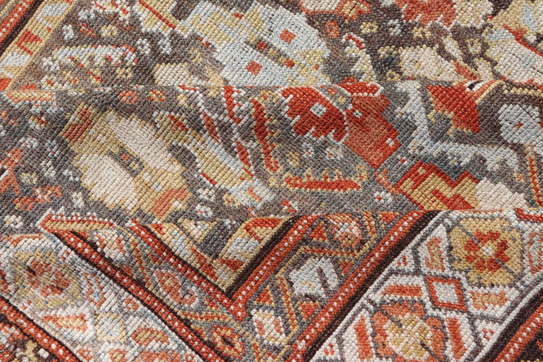 Antiker persischer Qashqai-Teppich mit Stammesmuster in warmen Erdtönen, 5'0 x 8'10 (Persisch) im Angebot