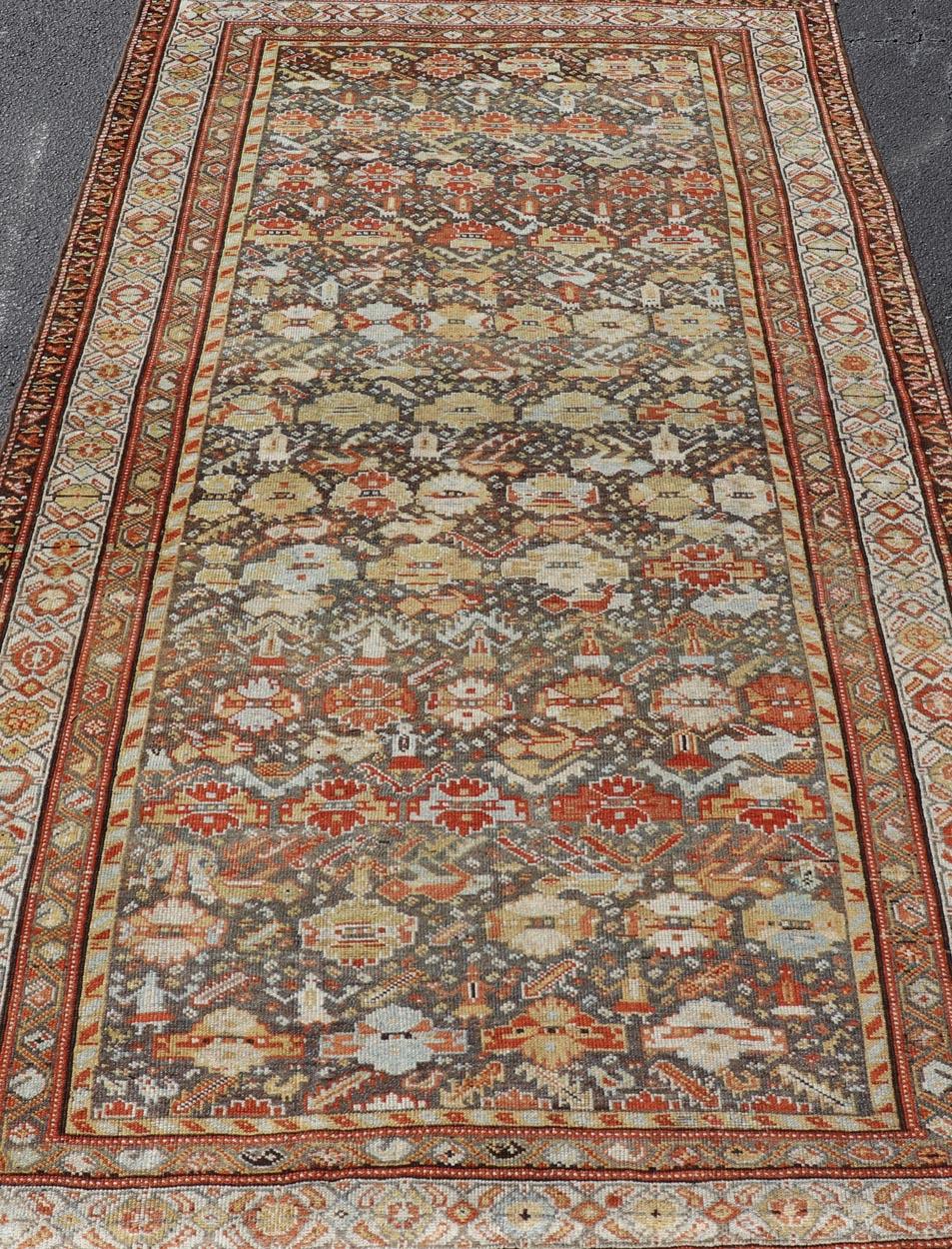 Antiker persischer Qashqai-Teppich mit Stammesmuster in warmen Erdtönen, 5'0 x 8'10 (Handgeknüpft) im Angebot