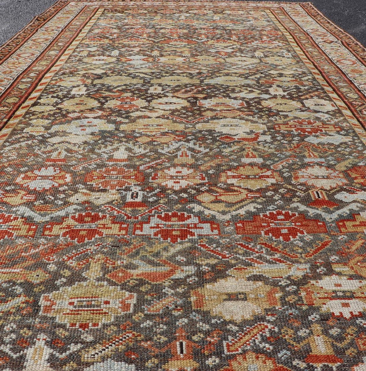 Antiker persischer Qashqai-Teppich mit Stammesmuster in warmen Erdtönen, 5'0 x 8'10 im Zustand „Gut“ im Angebot in Atlanta, GA