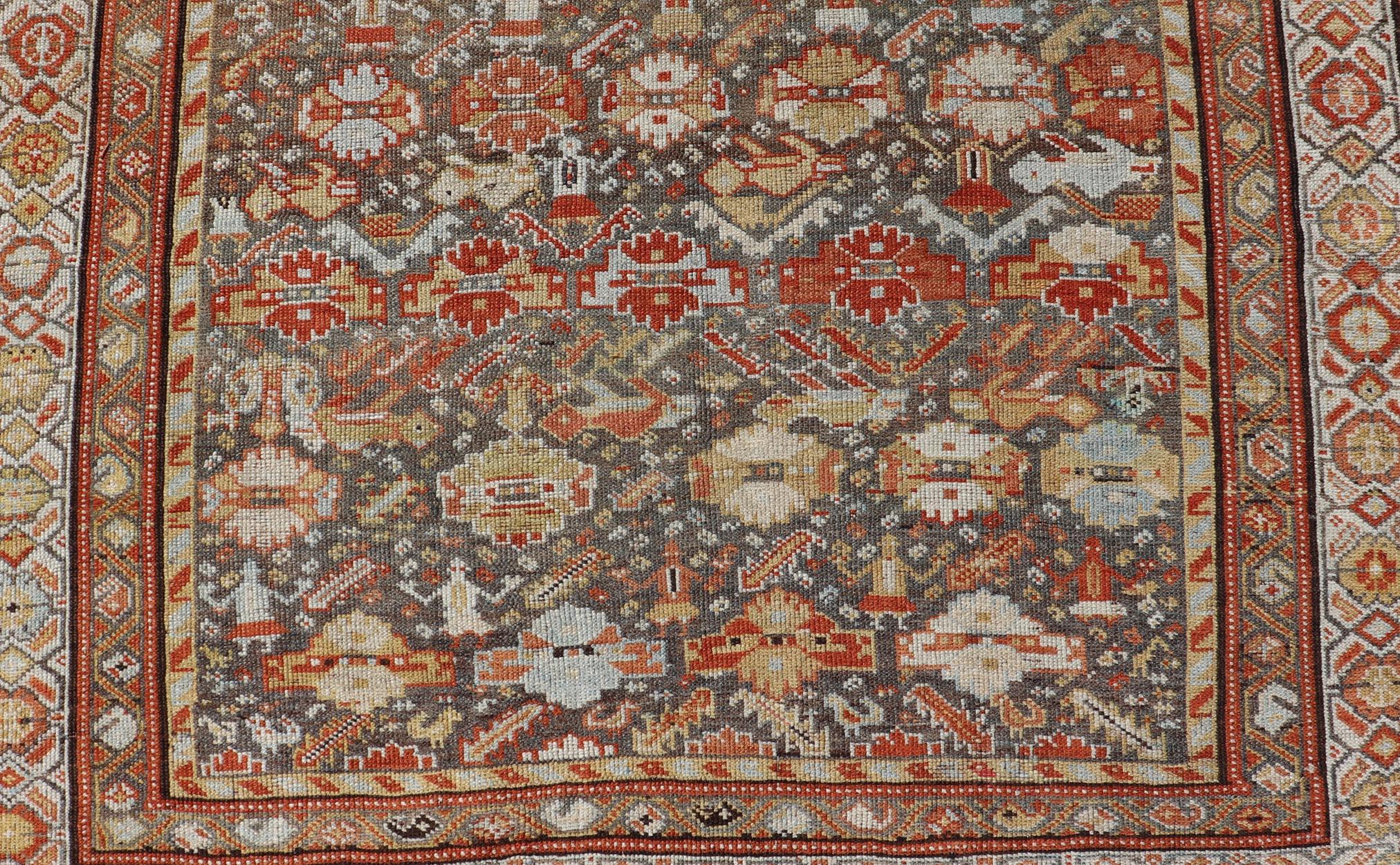 Antiker persischer Qashqai-Teppich mit Stammesmuster in warmen Erdtönen, 5'0 x 8'10 (19. Jahrhundert) im Angebot