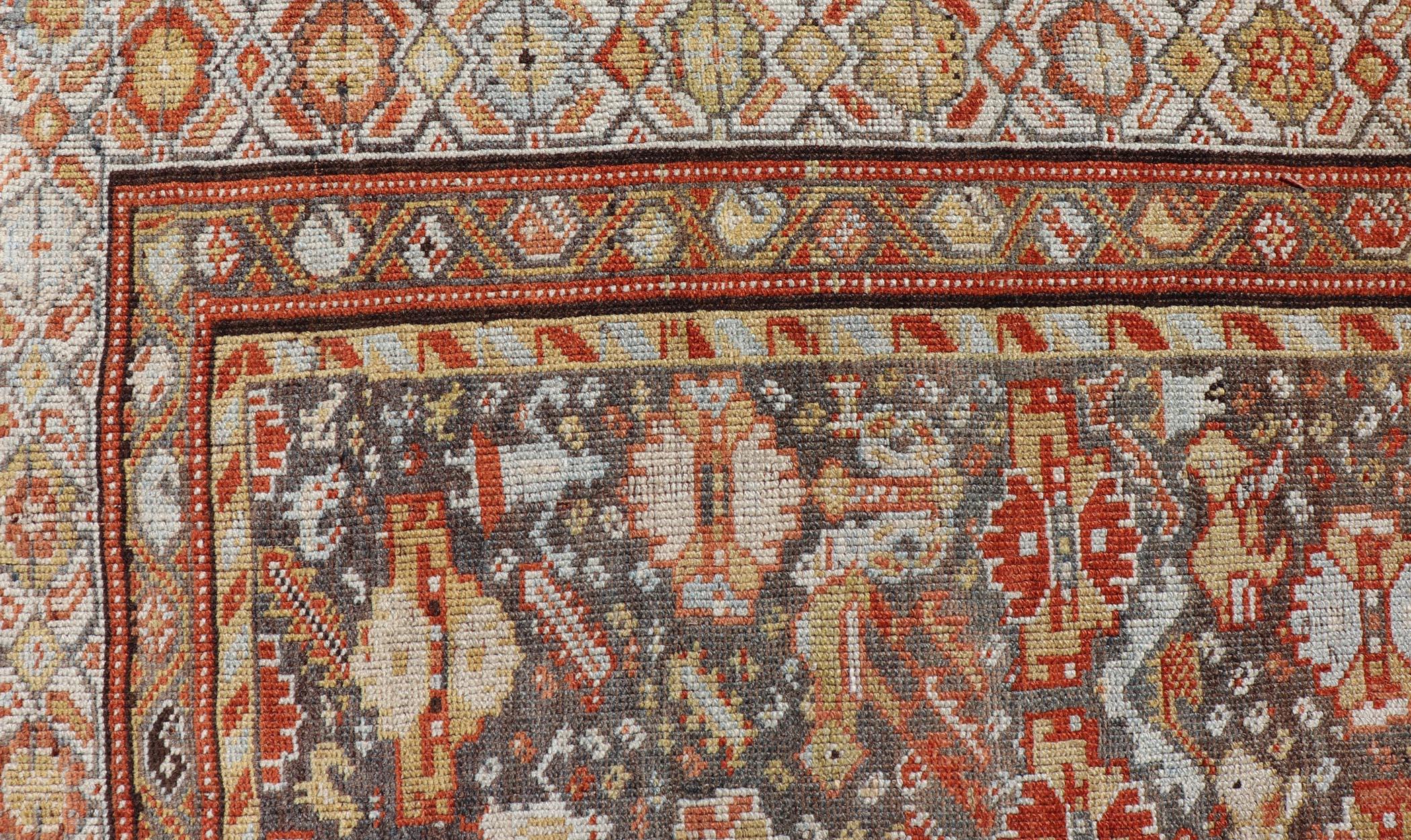 Antiker persischer Qashqai-Teppich mit Stammesmuster in warmen Erdtönen, 5'0 x 8'10 (Wolle) im Angebot