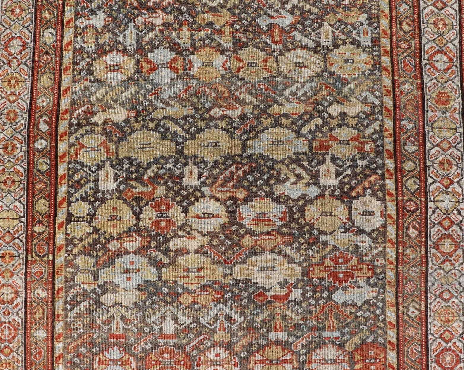 Antiker persischer Qashqai-Teppich mit Stammesmuster in warmen Erdtönen, 5'0 x 8'10 im Angebot 1