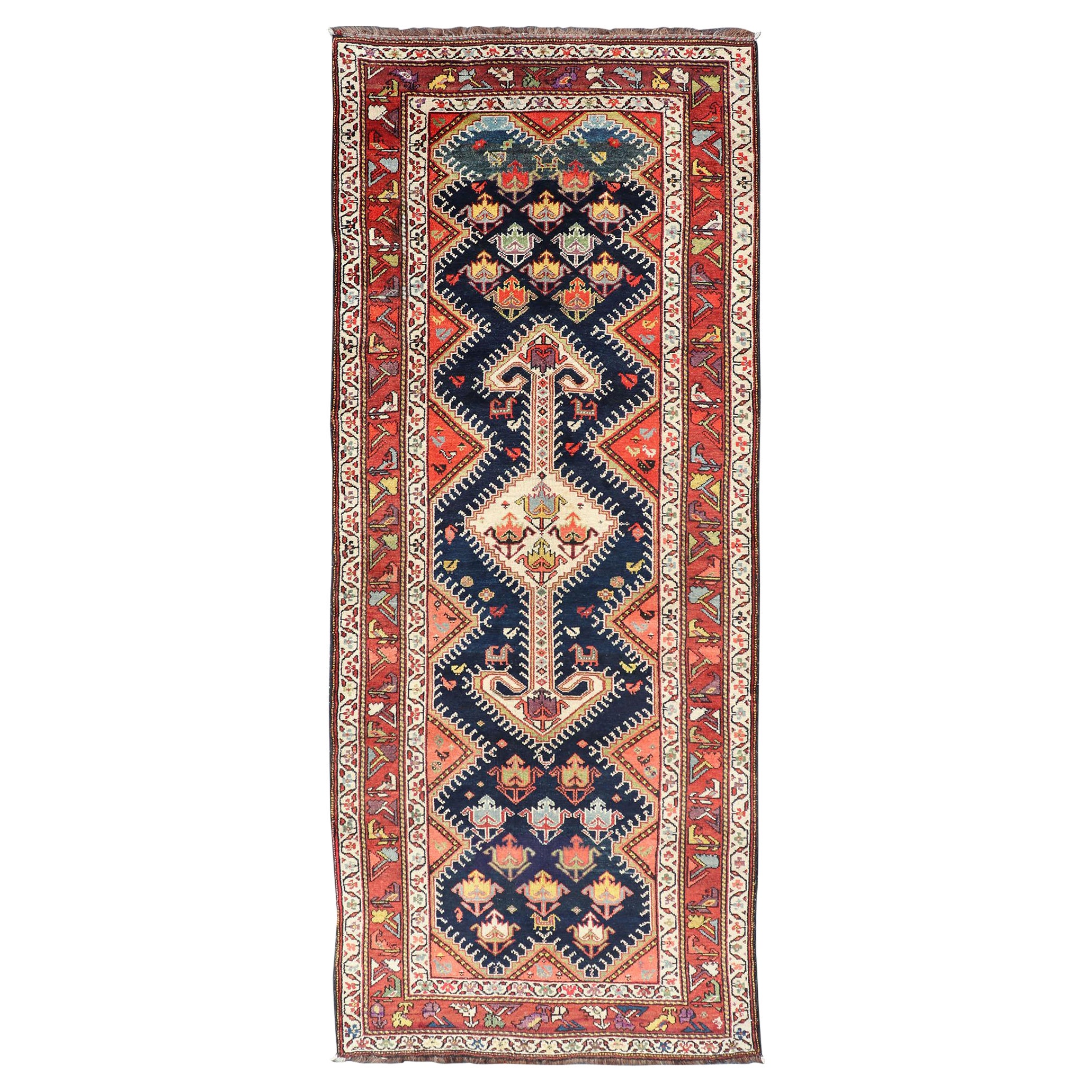 Antico runner persiano Qashqai con disegno geometrico a medaglioni in colori vivaci in vendita