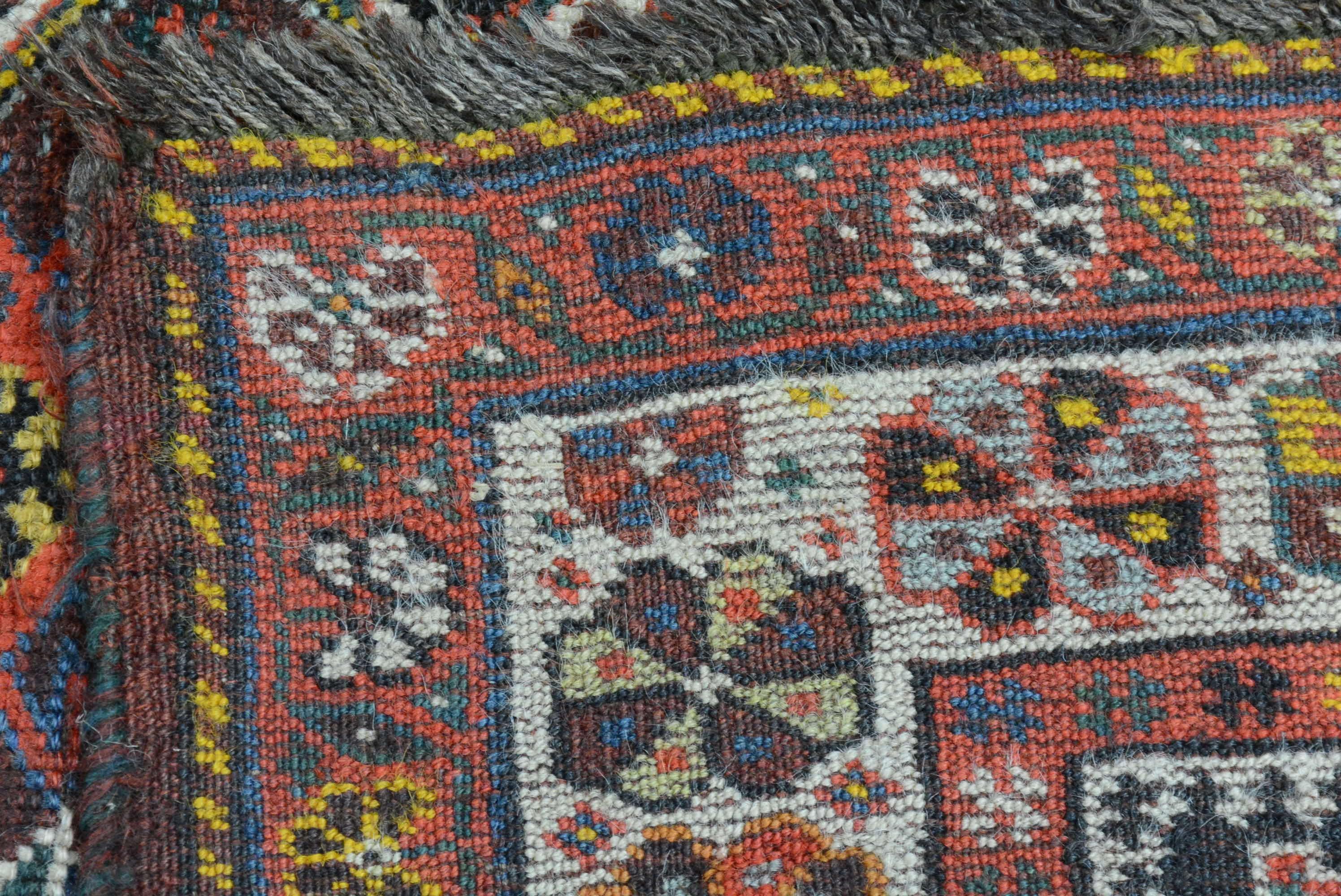 Antiker persischer Gaschgai-Schekarlu-Teppich im Angebot 3