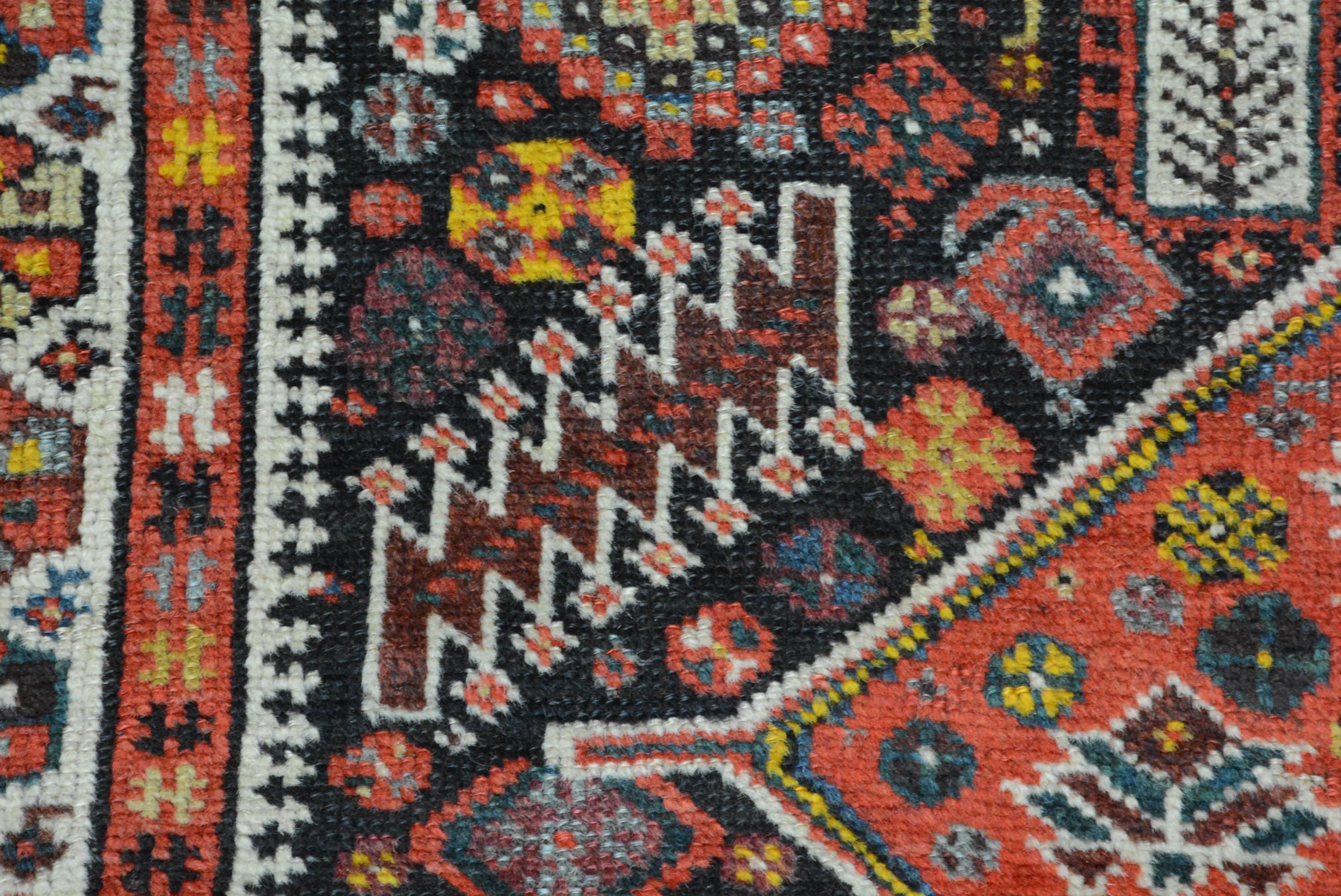 Antiker persischer Gaschgai-Schekarlu-Teppich (Frühes 20. Jahrhundert) im Angebot