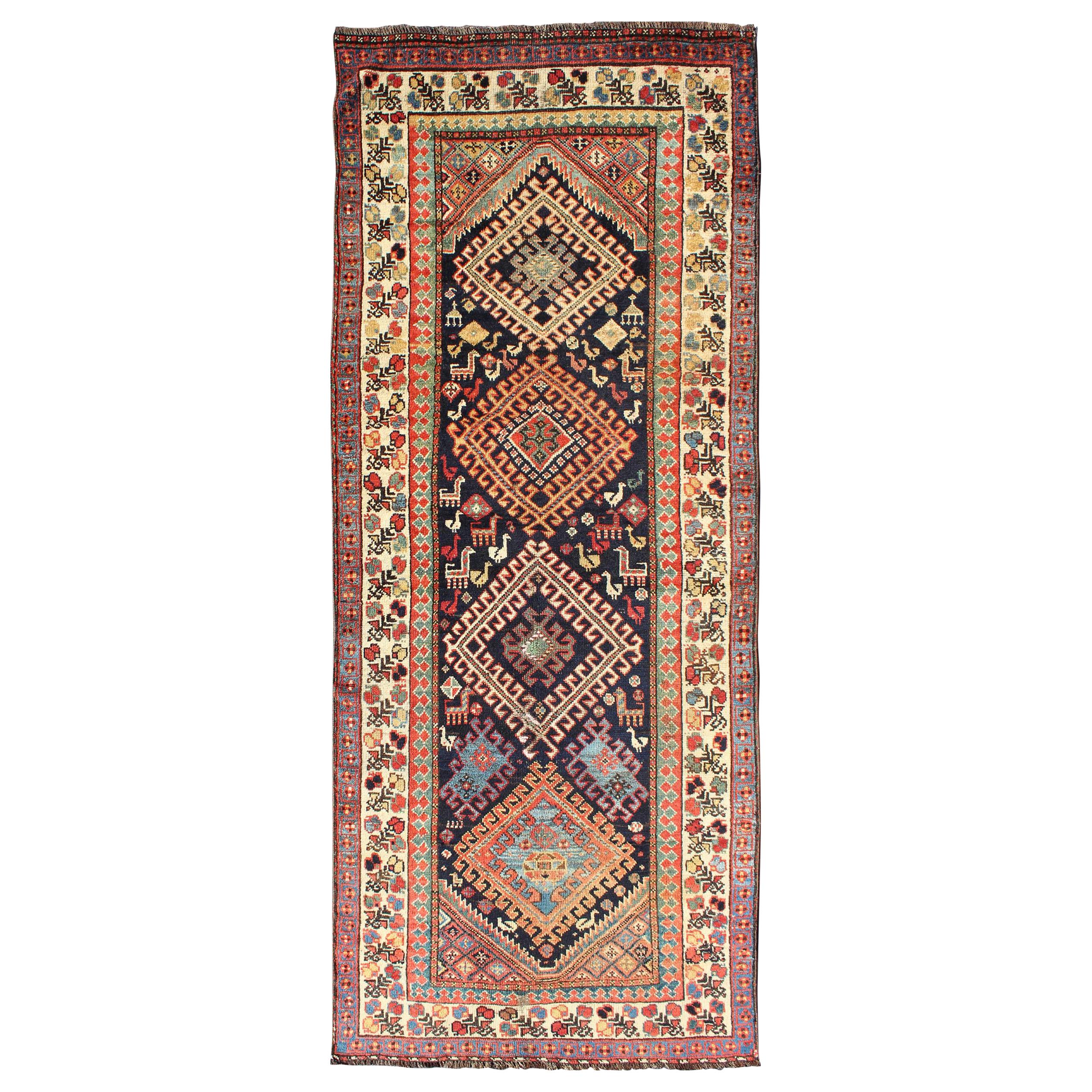 Tapis de couloir persan ancien Qashqai Shiraz à motif médaillon géométrique