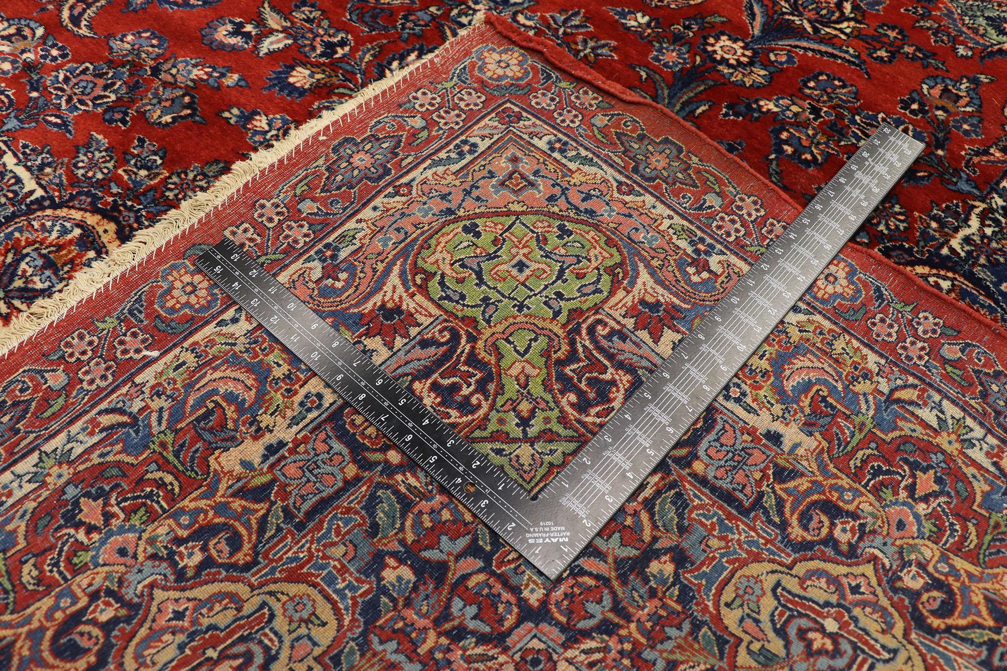 Antiker antiker persischer Qazvin Palace Hotel Teppich in Lobbygröße mit englischem Tudor-Stil (Handgeknüpft) im Angebot