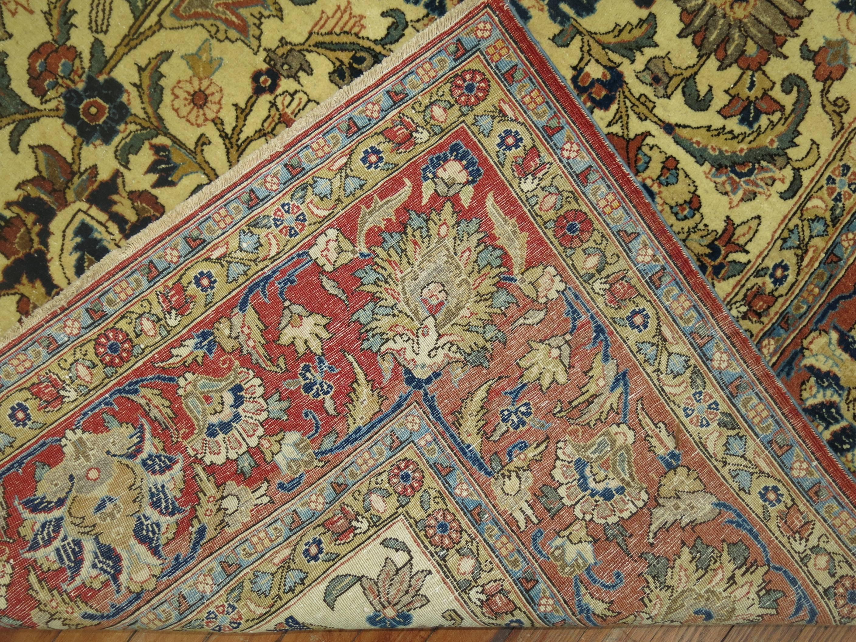 Authentischer dekorativer persischer Täbriz-Teppich in Zimmergröße.

Die Knüpfer von Qum sind bekannt für die Herstellung von Gebetsteppichen mit eleganten Lebensbaummustern sowie von Fächerdesigns, die von klassischen persischen Gartenteppichen