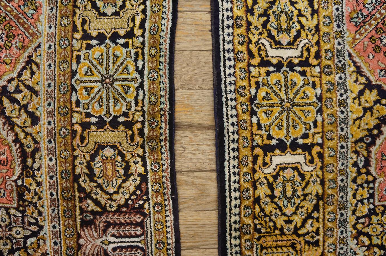 Coppia di tappeti Qum in seta persiana della metà del XX secolo (3' 7'' x 5' 2'' - 110 x 158) in vendita 8