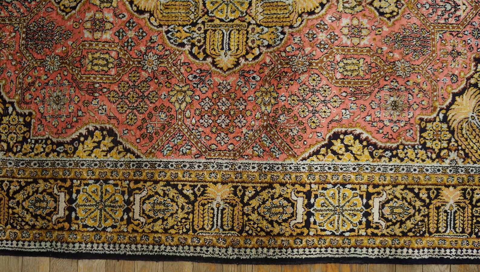Coppia di tappeti Qum in seta persiana della metà del XX secolo (3' 7'' x 5' 2'' - 110 x 158) in vendita 3