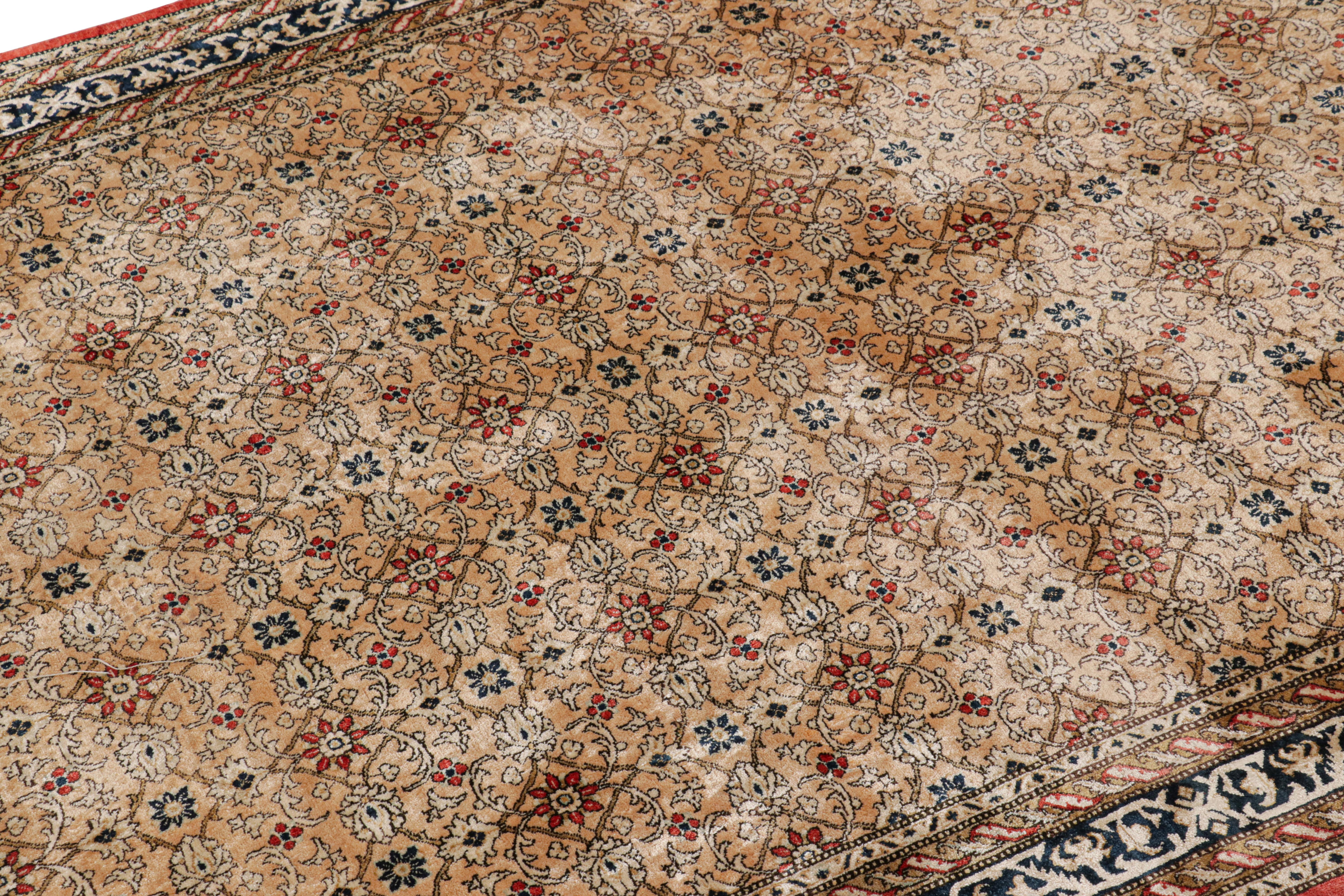 Aus der reichhaltigen Antik-Kollektion von Rug & Kilim ist dies ein persischer Qum-Teppich 4x7, handgeknüpft aus Seide, ca. 1920-1930. Ein Sammlerstück der titelgebenden persischen Provenienz, das ein besonderes, majestätisches Werk sein soll.