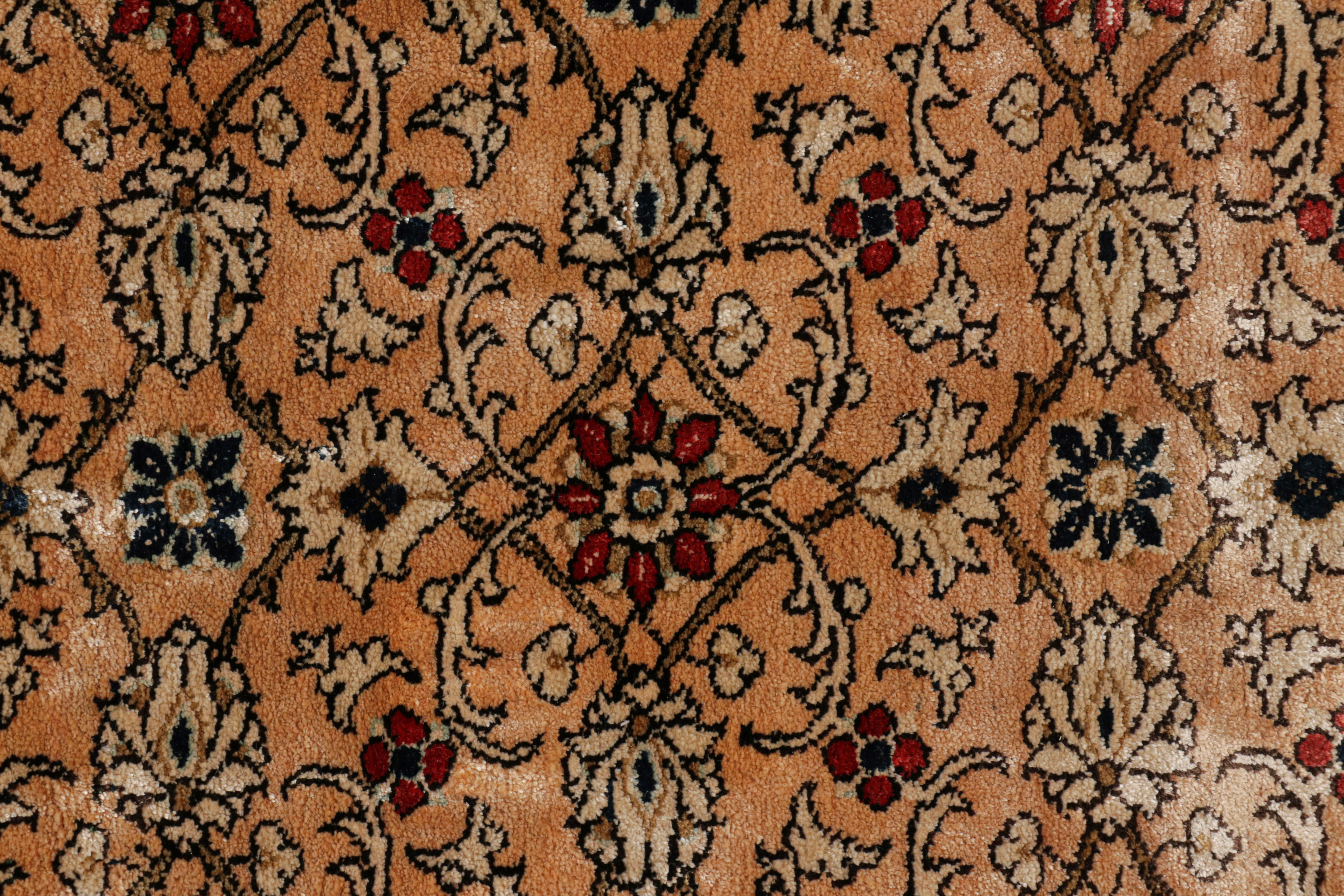 Perse Tapis persan antique Qum à motifs floraux beige-brun et rouge, de Rug & Kilim en vente