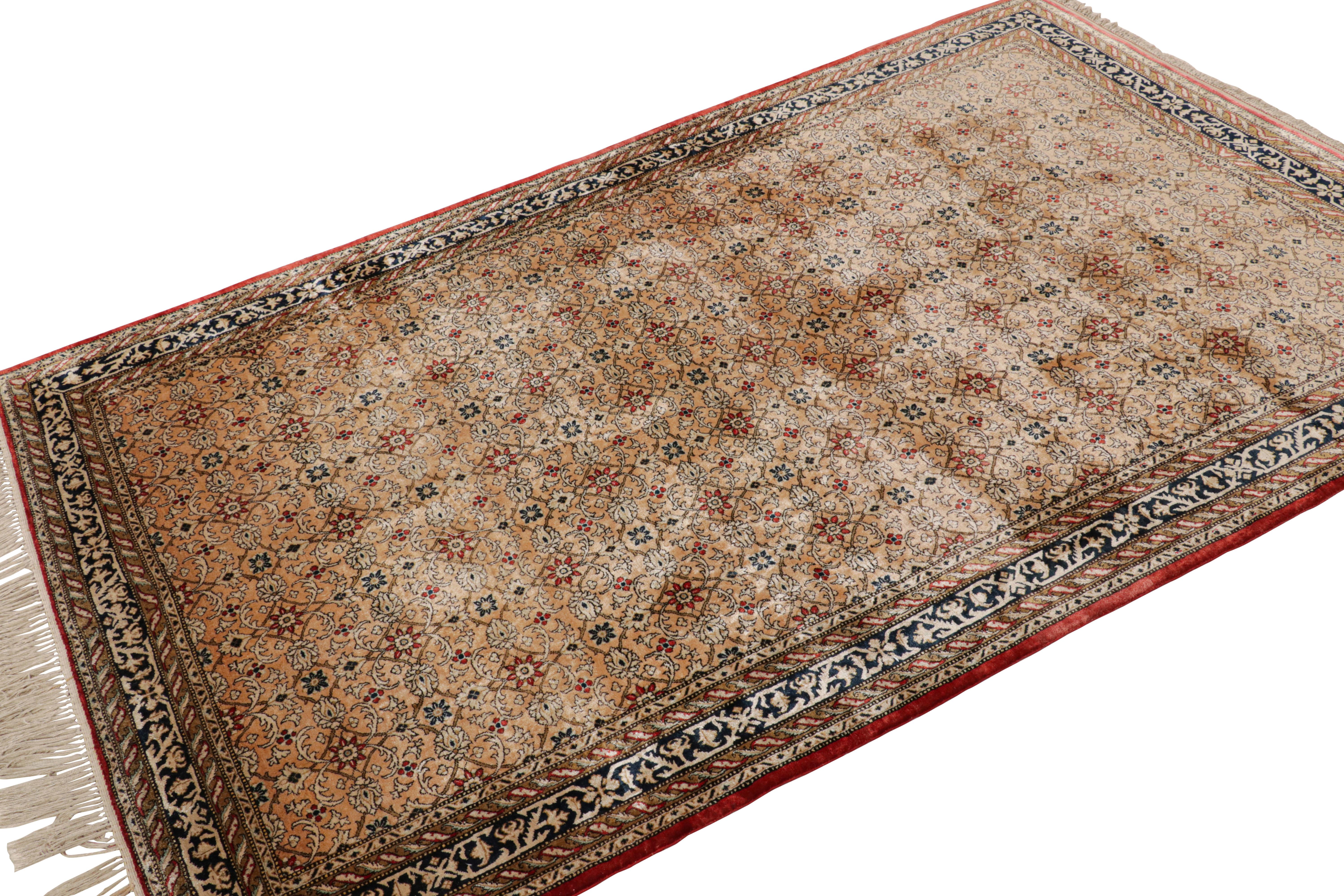 Noué à la main Tapis persan antique Qum à motifs floraux beige-brun et rouge, de Rug & Kilim en vente