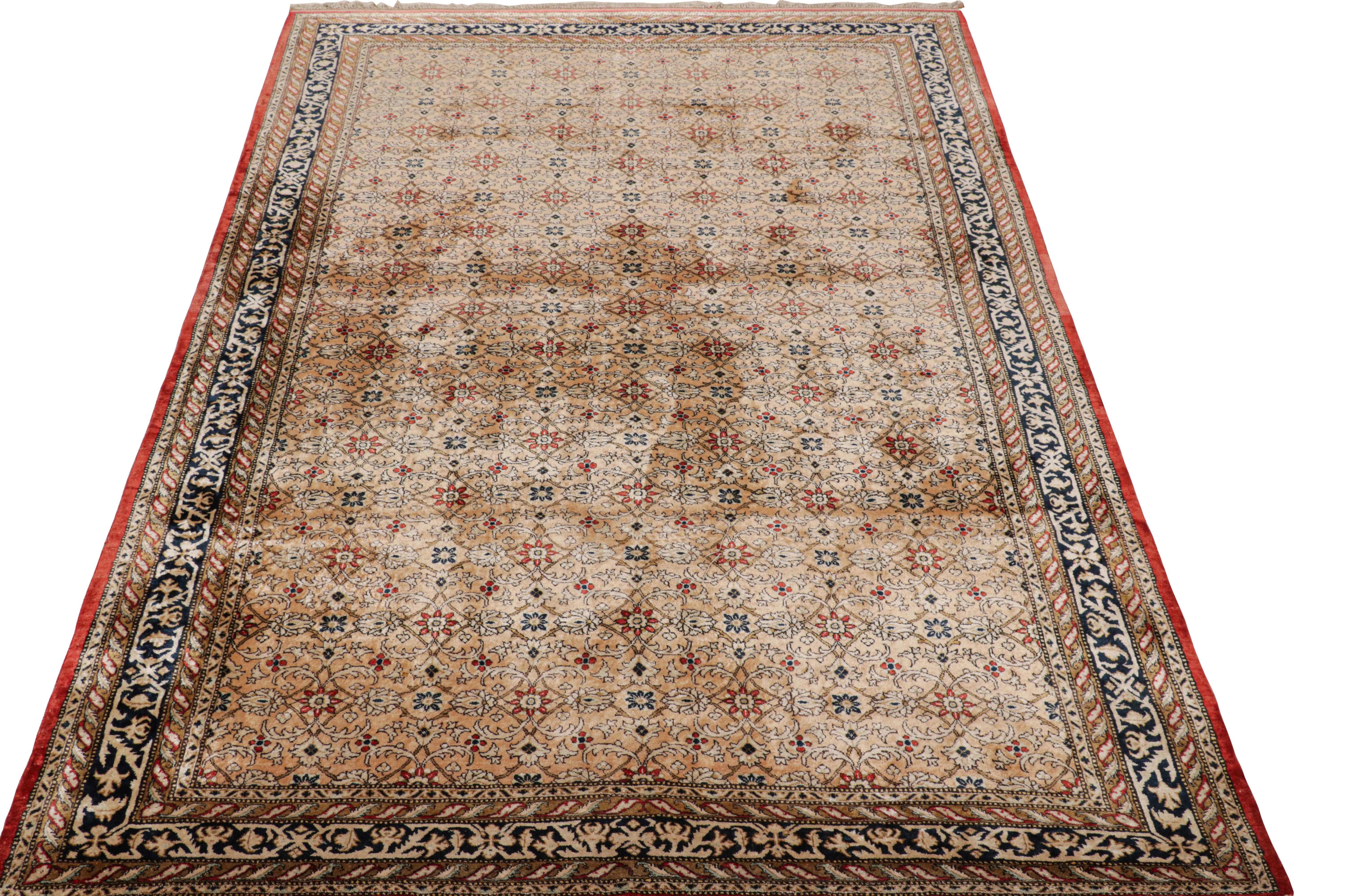 Tapis persan antique Qum à motifs floraux beige-brun et rouge, de Rug & Kilim Bon état - En vente à Long Island City, NY