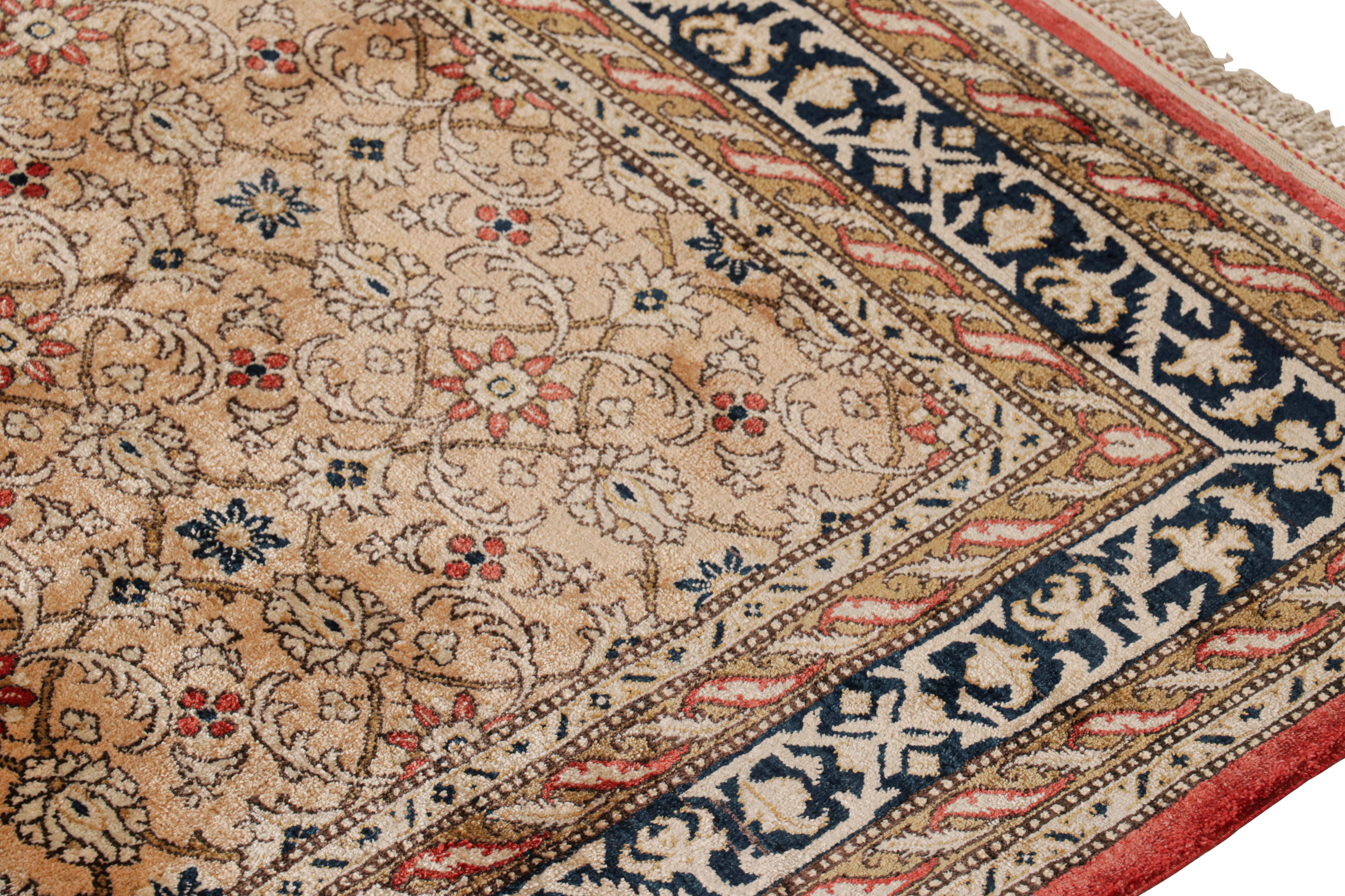 Antiker persischer Qum-Teppich mit beige-braunem und rotem Blumenmuster, von Rug & Kilim (Frühes 20. Jahrhundert) im Angebot