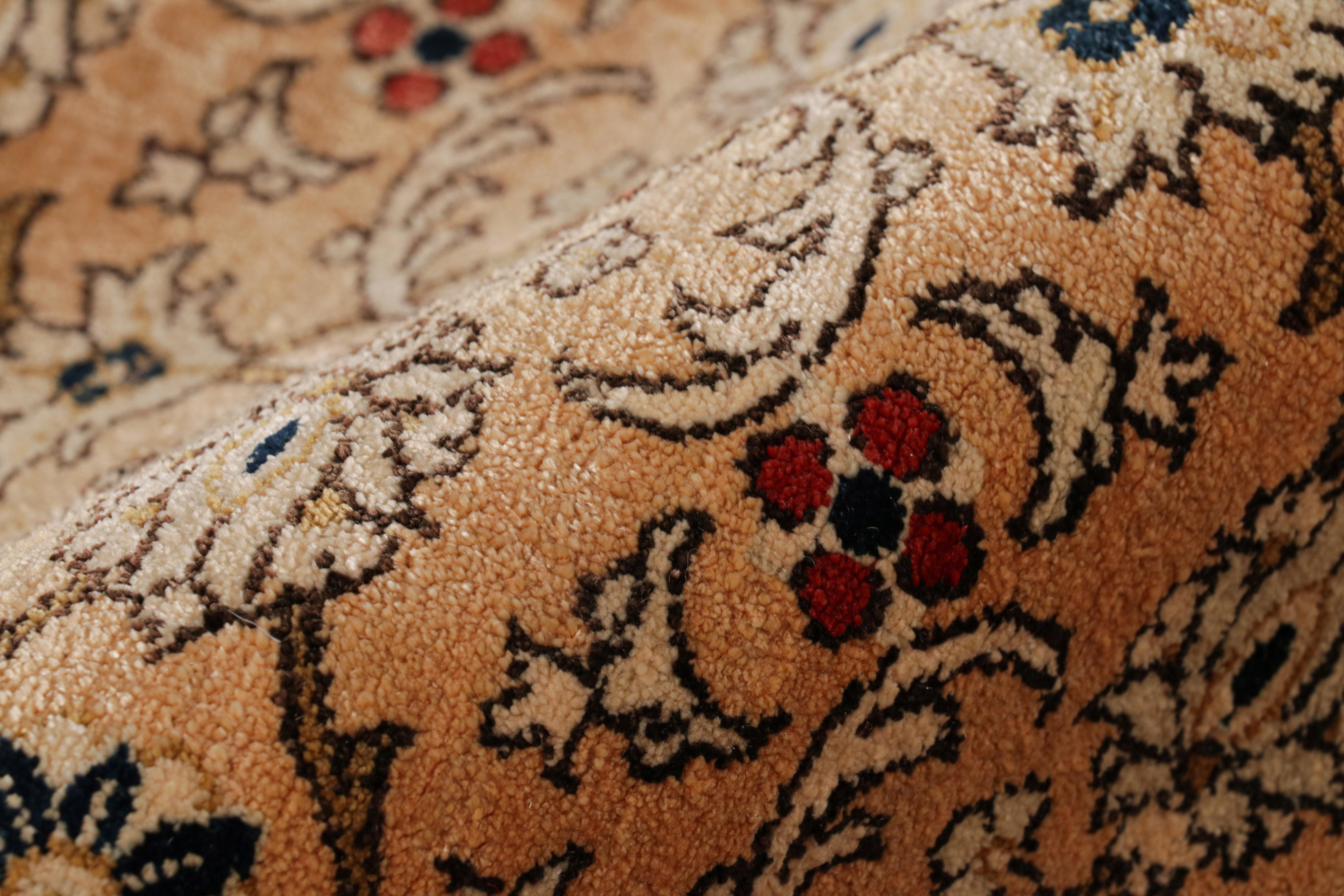 Antiker persischer Qum-Teppich mit beige-braunem und rotem Blumenmuster, von Rug & Kilim (Seide) im Angebot