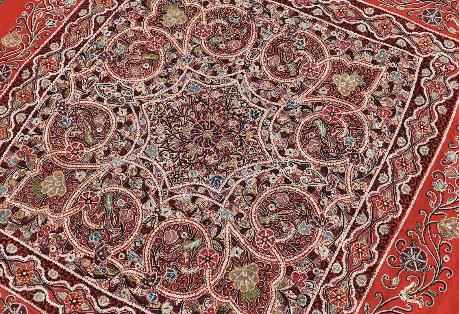 Grande broderie ancienne persane Rashti Douzi

Broderie de la plus haute qualité, représentant des fleurs en volutes sur un fond de feutre rouge.

Datant du 19ème siècle.

En état ancien, avec des signes généraux d'usure correspondant à l'âge et à