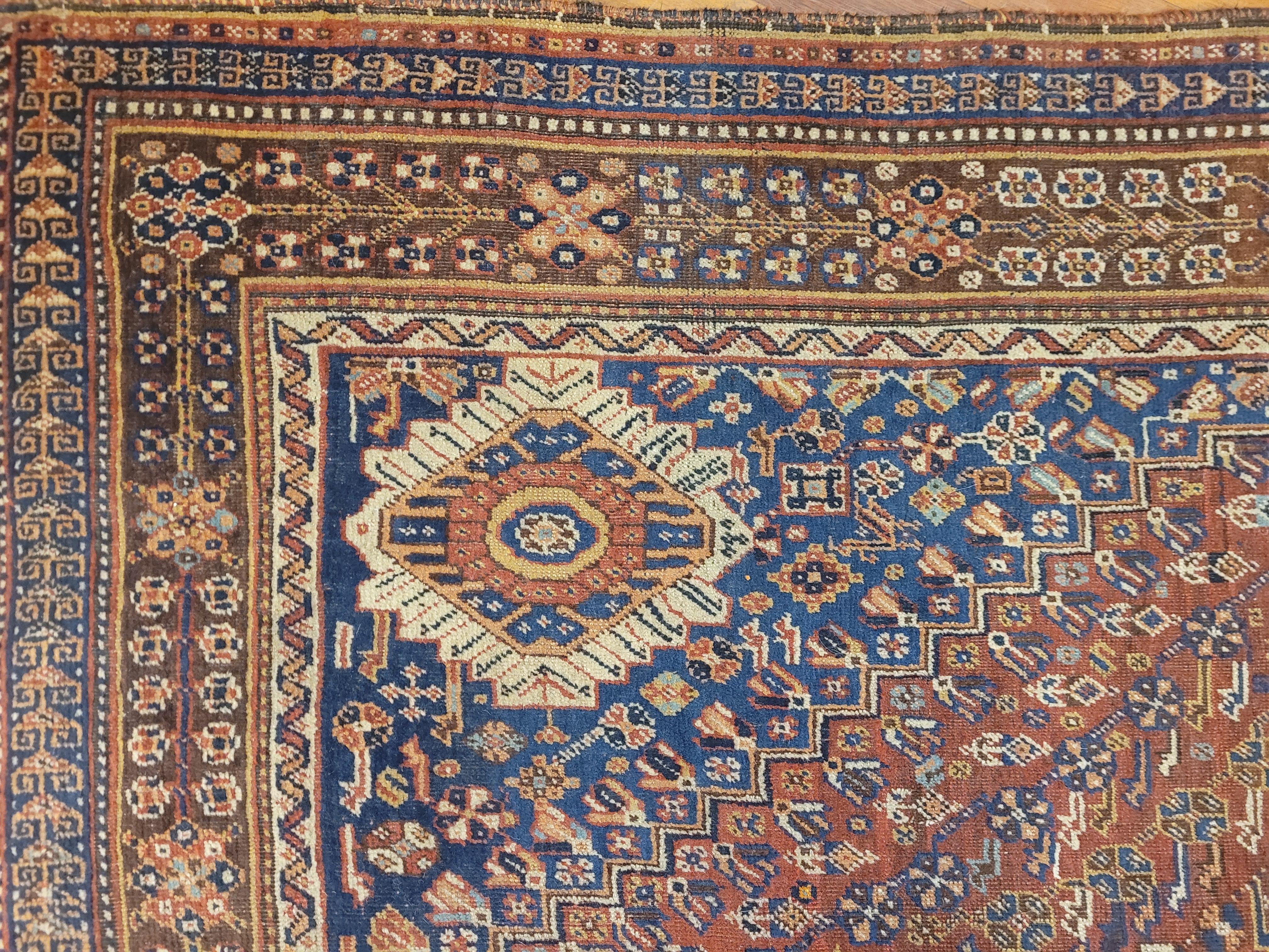 Antiker persischer roter und blauer Teppich, Feraghan - Iran - 305 x 155 im Zustand „Gut“ im Angebot in Valladolid, ES
