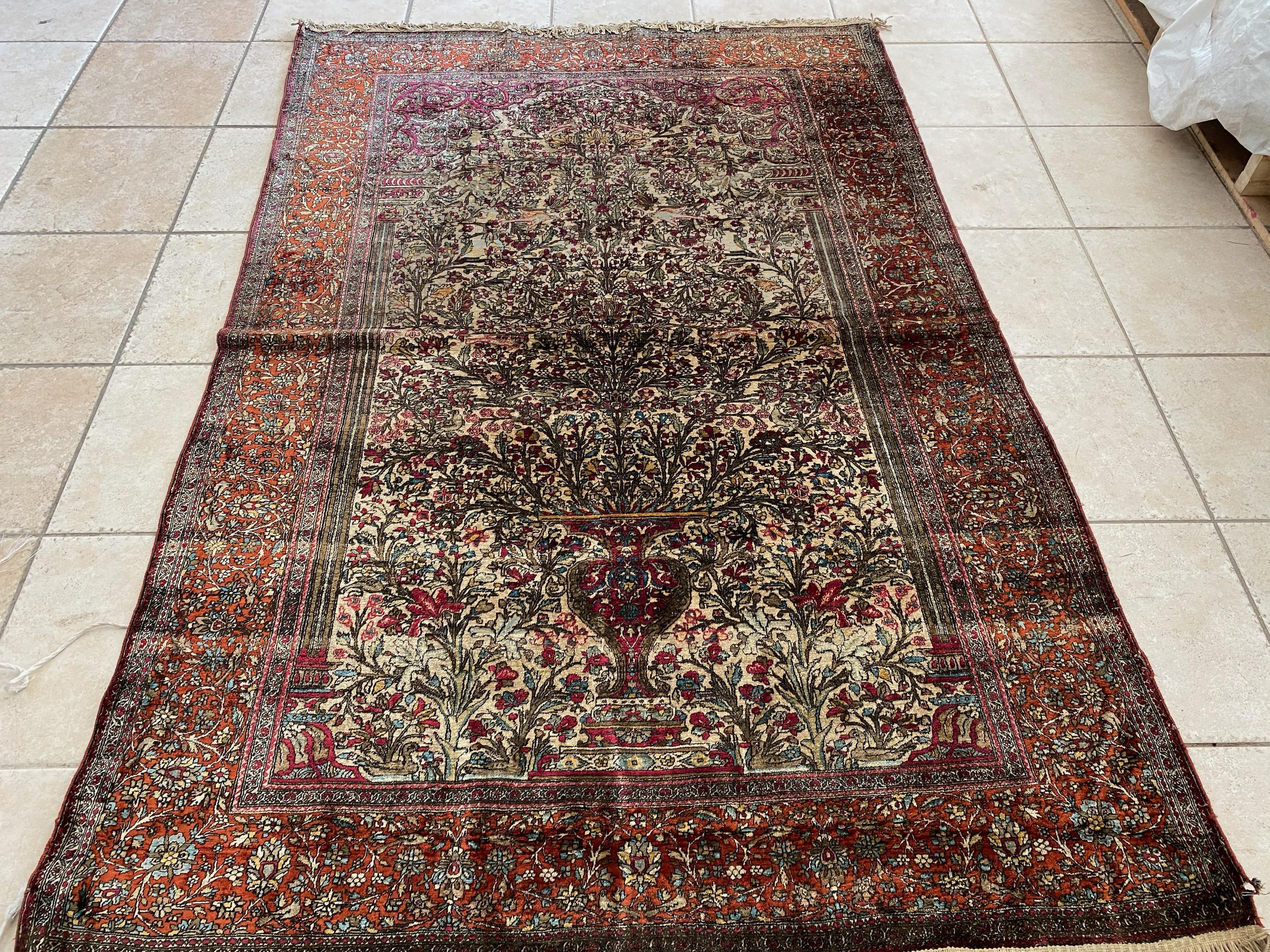 Antike Kaschan-Teppiche gehören zu den schönsten persischen Teppichen. Sie werden in Werkstätten in der Stadt Kashan im nördlichen Zentraliran gewebt. Kashan war seit der Safawiden-Dynastie ein Zentrum der Seidenproduktion und hat einige der