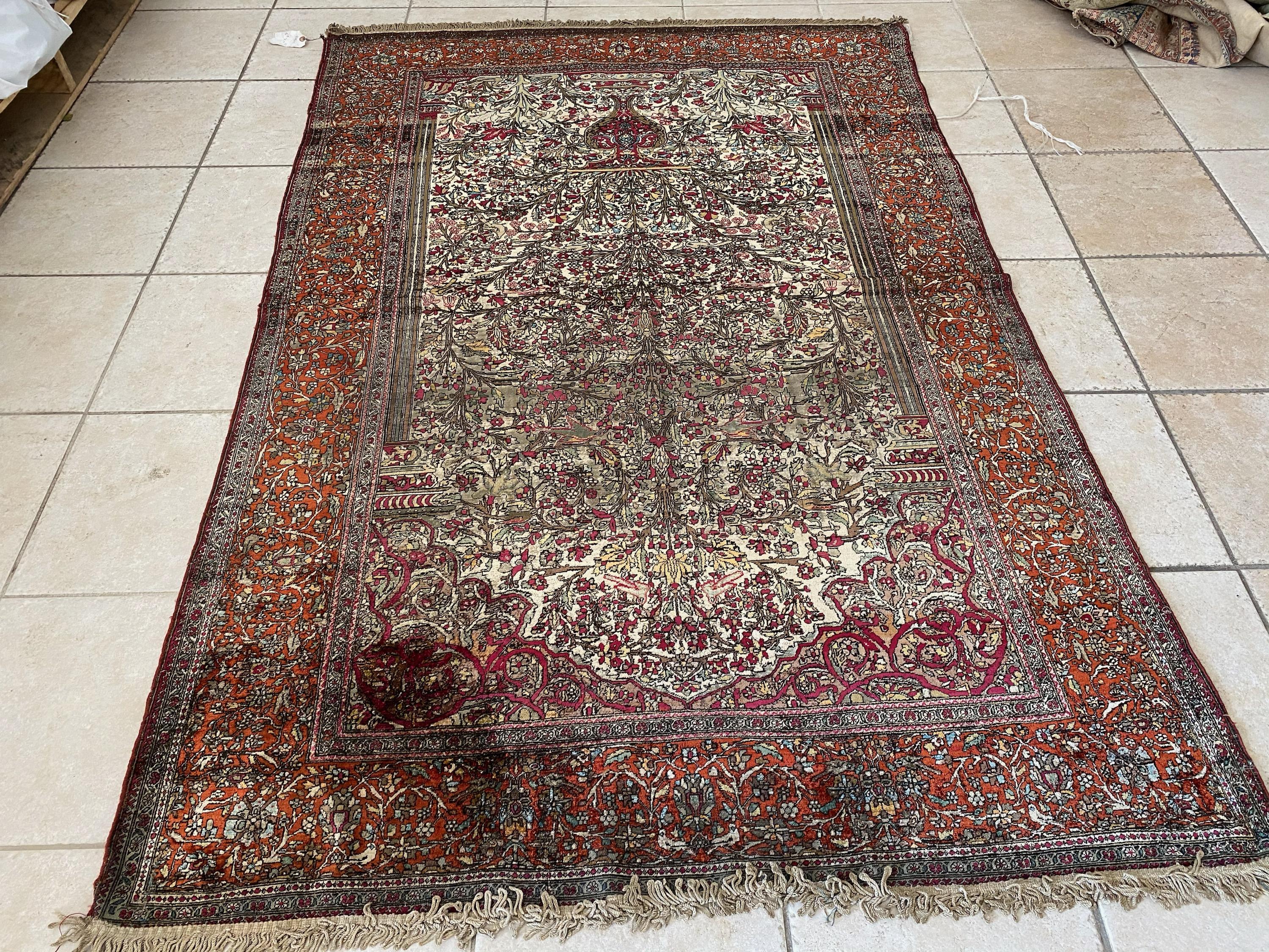 Antiker persischer roter und elfenbeinfarbener geblümter Mohtasham Kashan-Teppich aus Seide, um 1850-1880 (Persisch) im Angebot