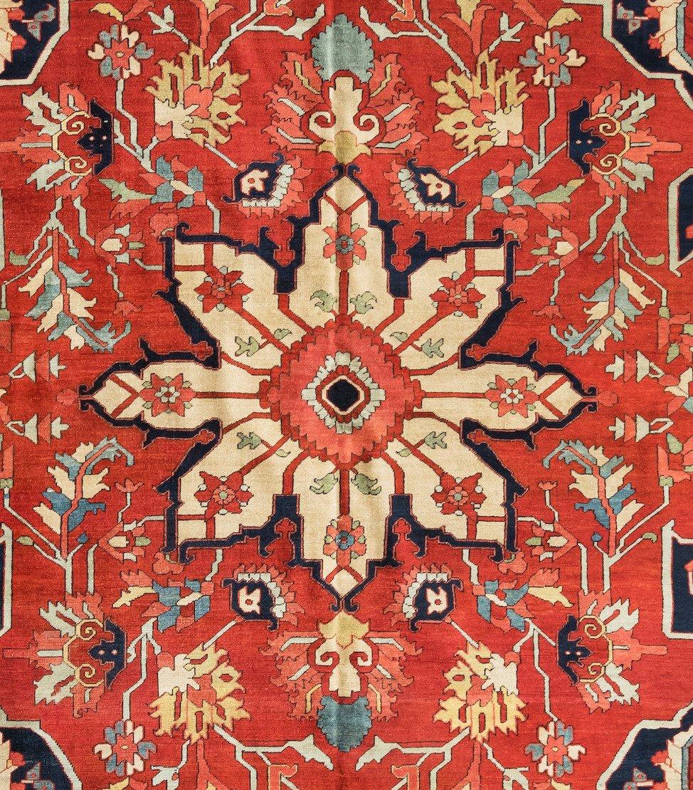 Se trata de una prístina alfombra persa antigua Serapi roja y azul marino con medallón de los años 1900-1910. Esta preciosa alfombra mide 3,5 x 4,5 m.