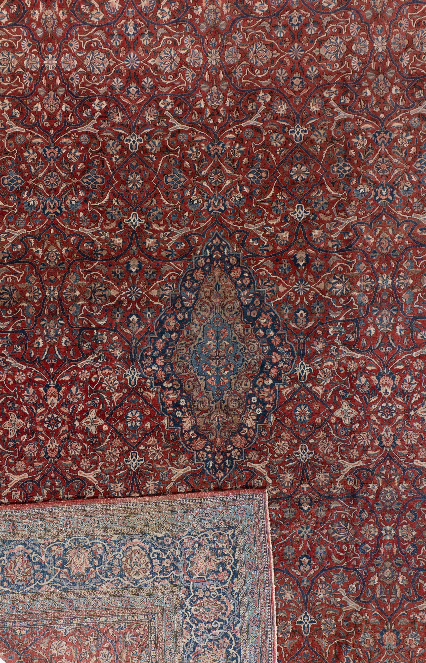 12' x 18'. Située sur la route des caravanes vers l'Inde, dans le centre de la Perse, la ville de Kashan est réputée pour être l'une des zones de production de qualité supérieure. Depuis plusieurs siècles, ils produisent et exportent des tapis d'une