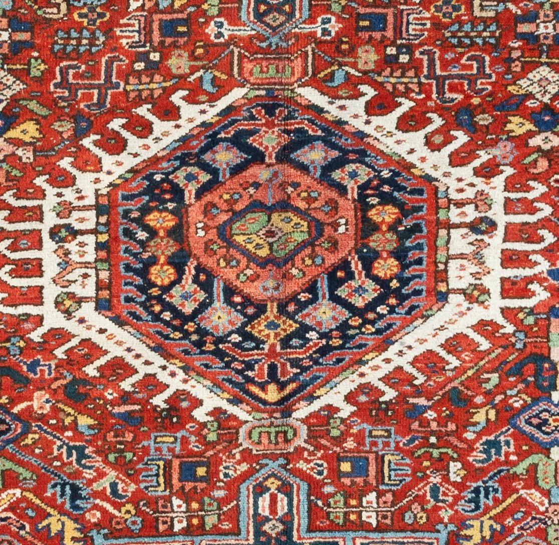 Antike Karaja-Teppiche (Schwarze Berge) werden im Iran nahe der kaukasischen Grenze gewebt und weisen daher kaukasische Stile und Motive auf. Dieser Teppich misst 4,11 x 6,2 ft. und ist aus den 1940er Jahren.