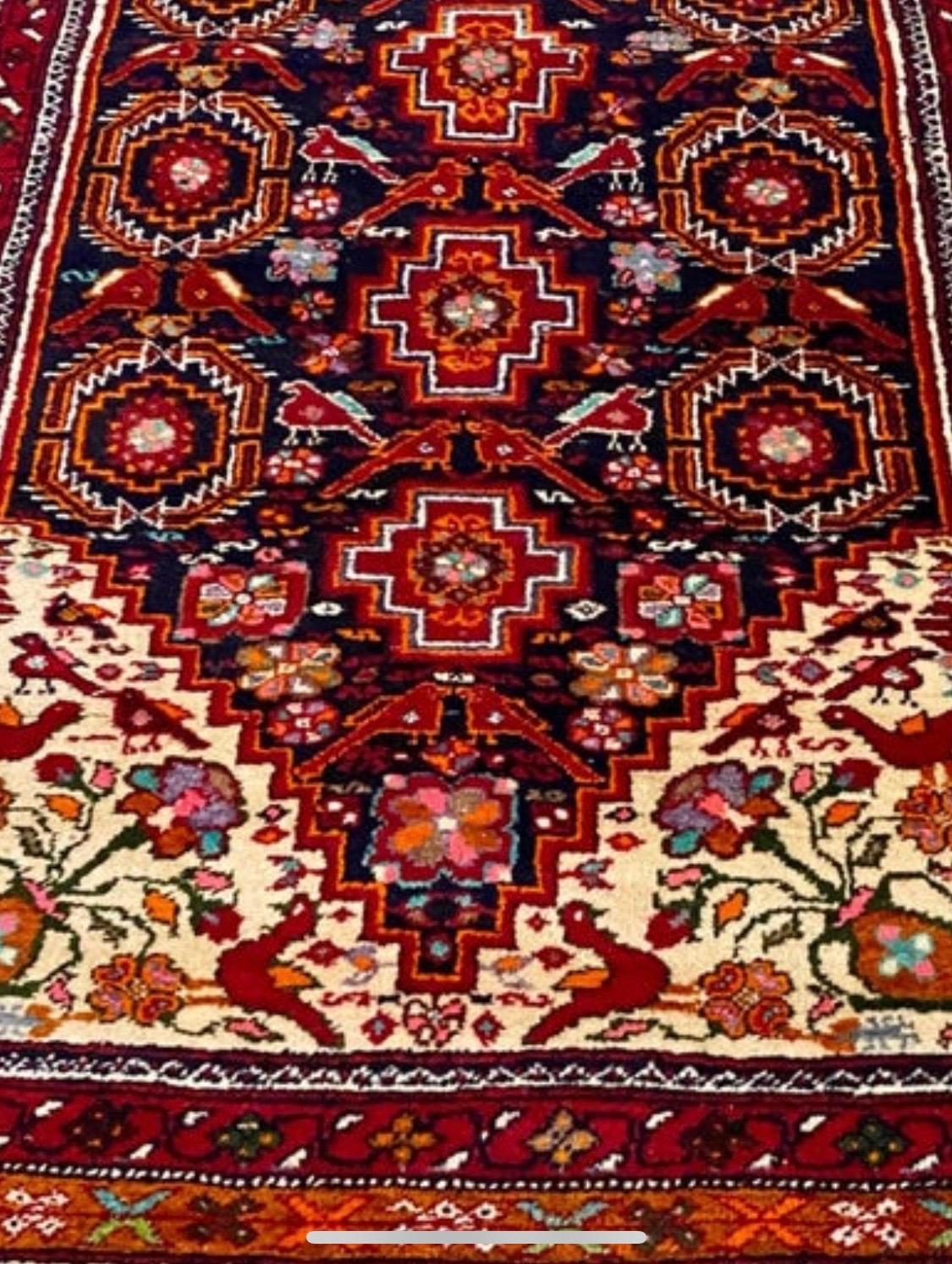 Antiker antiker persischer Bakhtiari-Teppich mit roter, marineblauer Stammeskunst (Handgeknüpft) im Angebot
