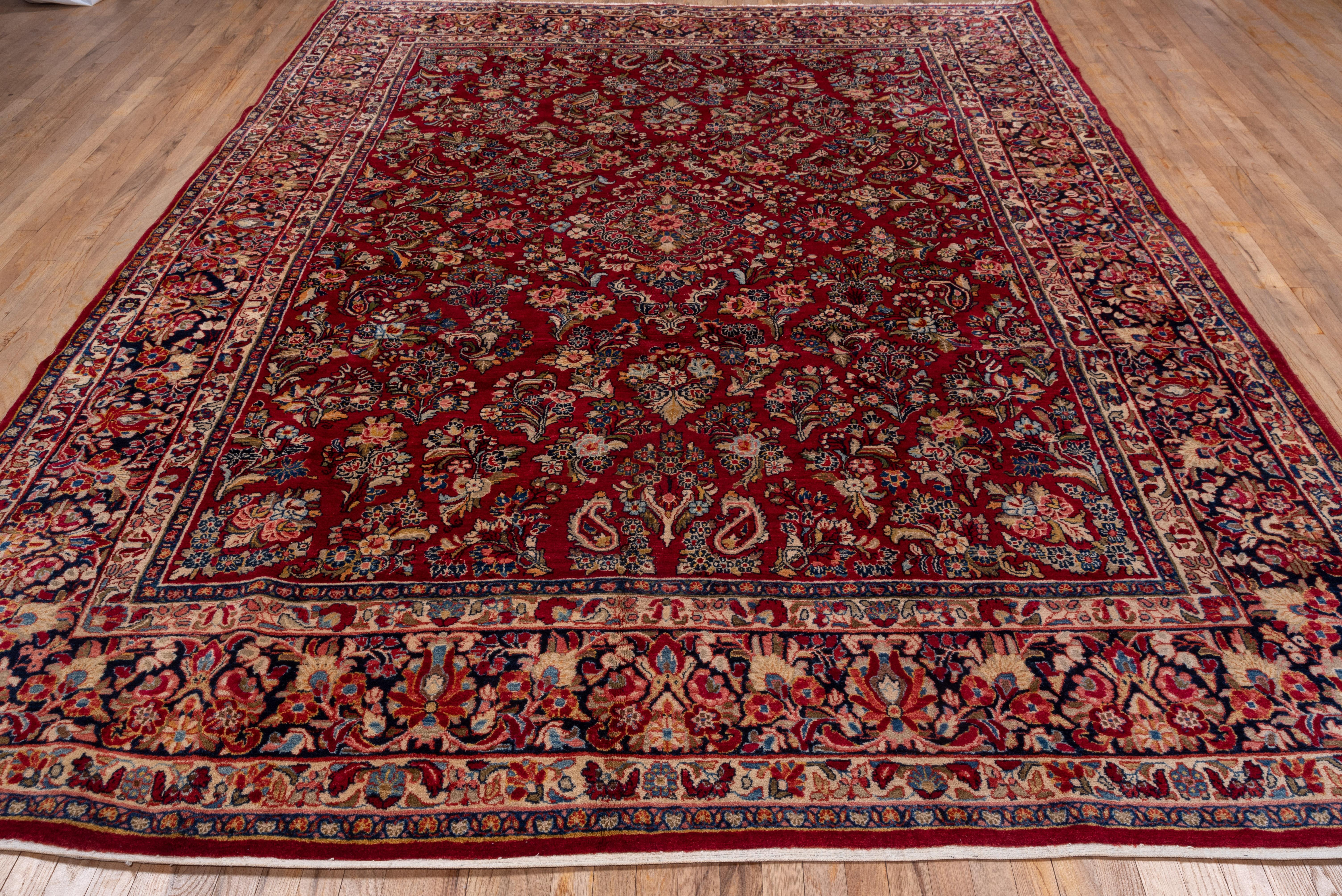 Antiker persischer roter Sarouk-Teppich, Allover-Feld, ca. 1940er Jahre (Persisch) im Angebot