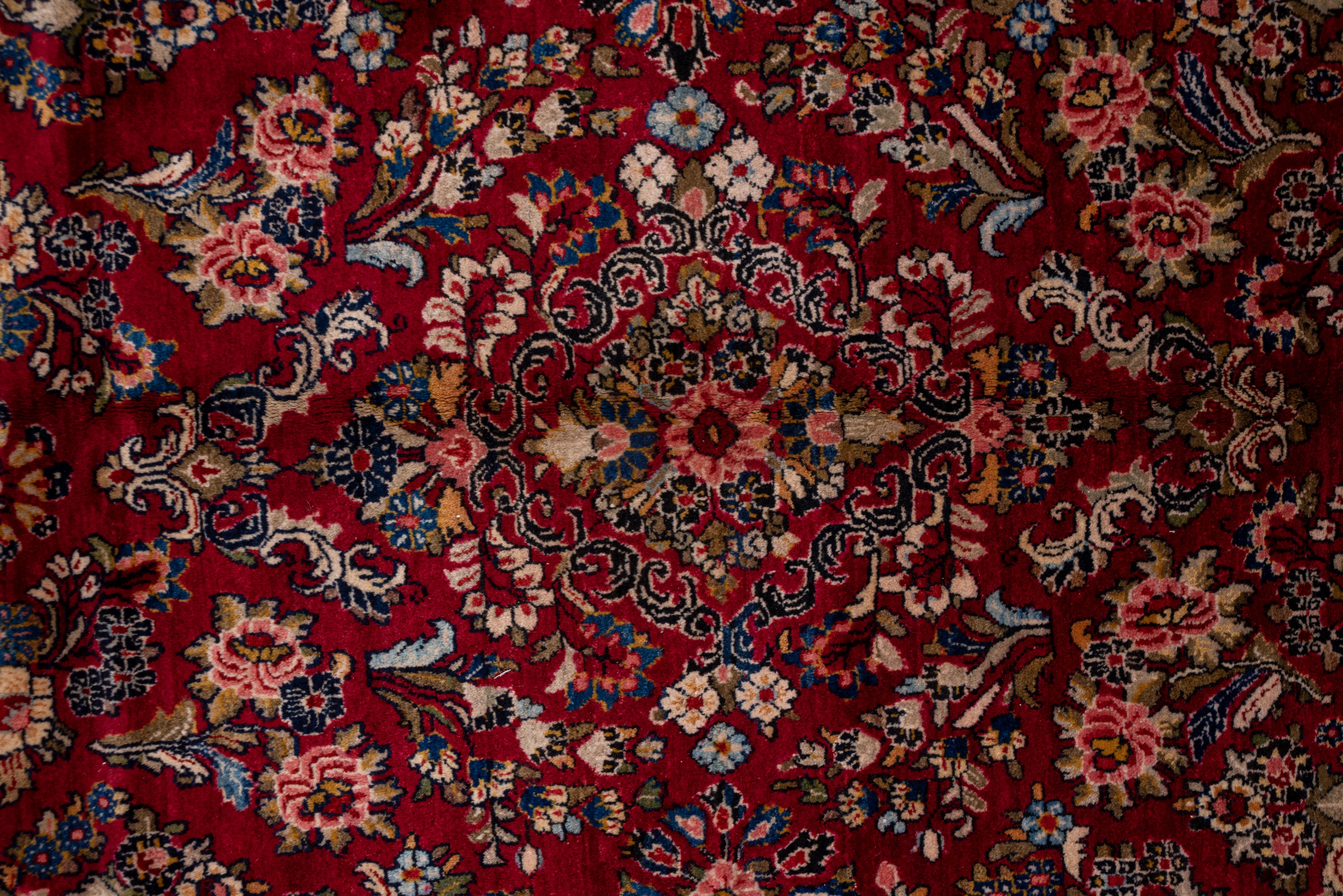 Noué à la main Tapis sarouk persan ancien rouge, terrain entièrement recouvert, vers les années 1940 en vente
