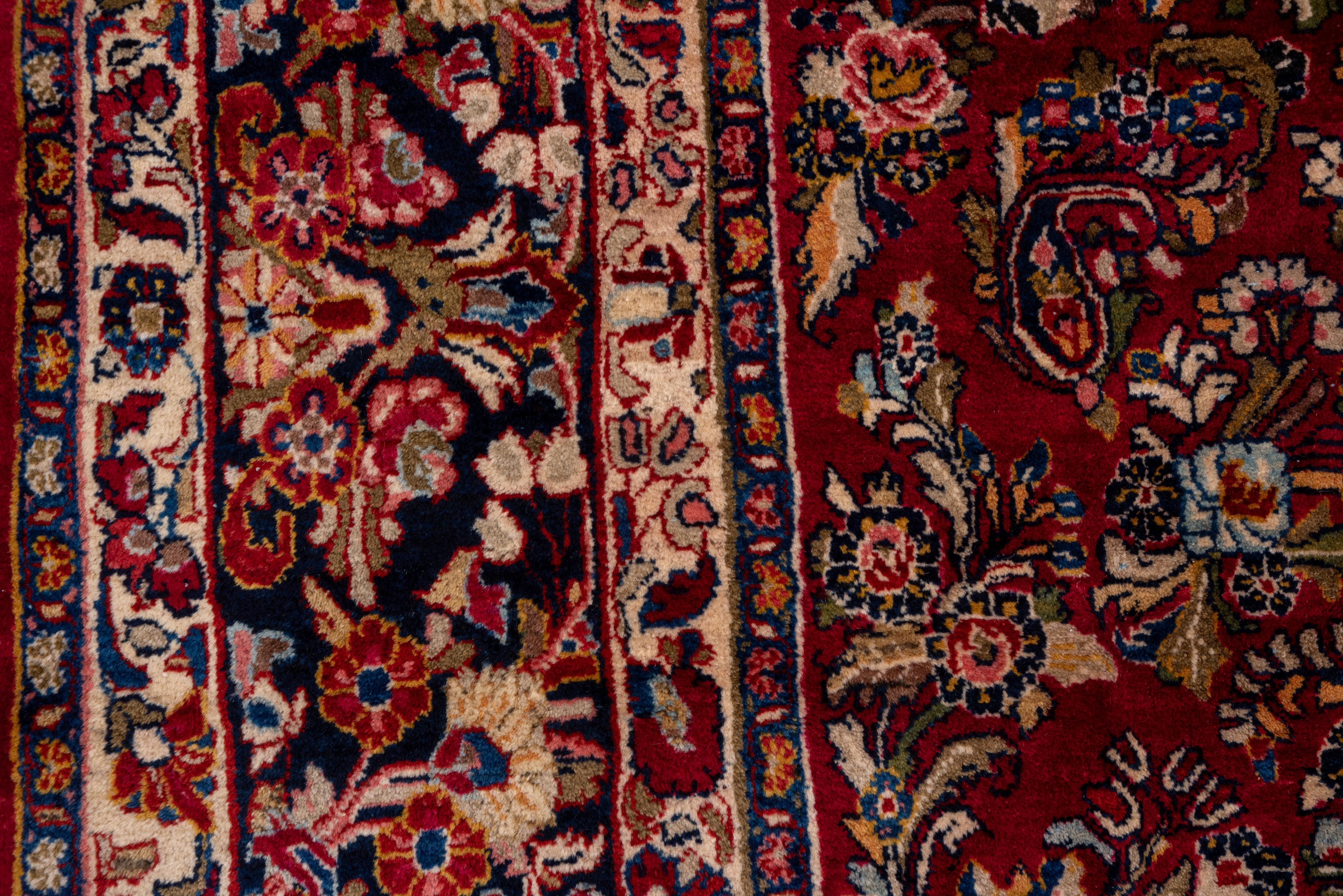 Antiker persischer roter Sarouk-Teppich, Allover-Feld, ca. 1940er Jahre (Mitte des 20. Jahrhunderts) im Angebot