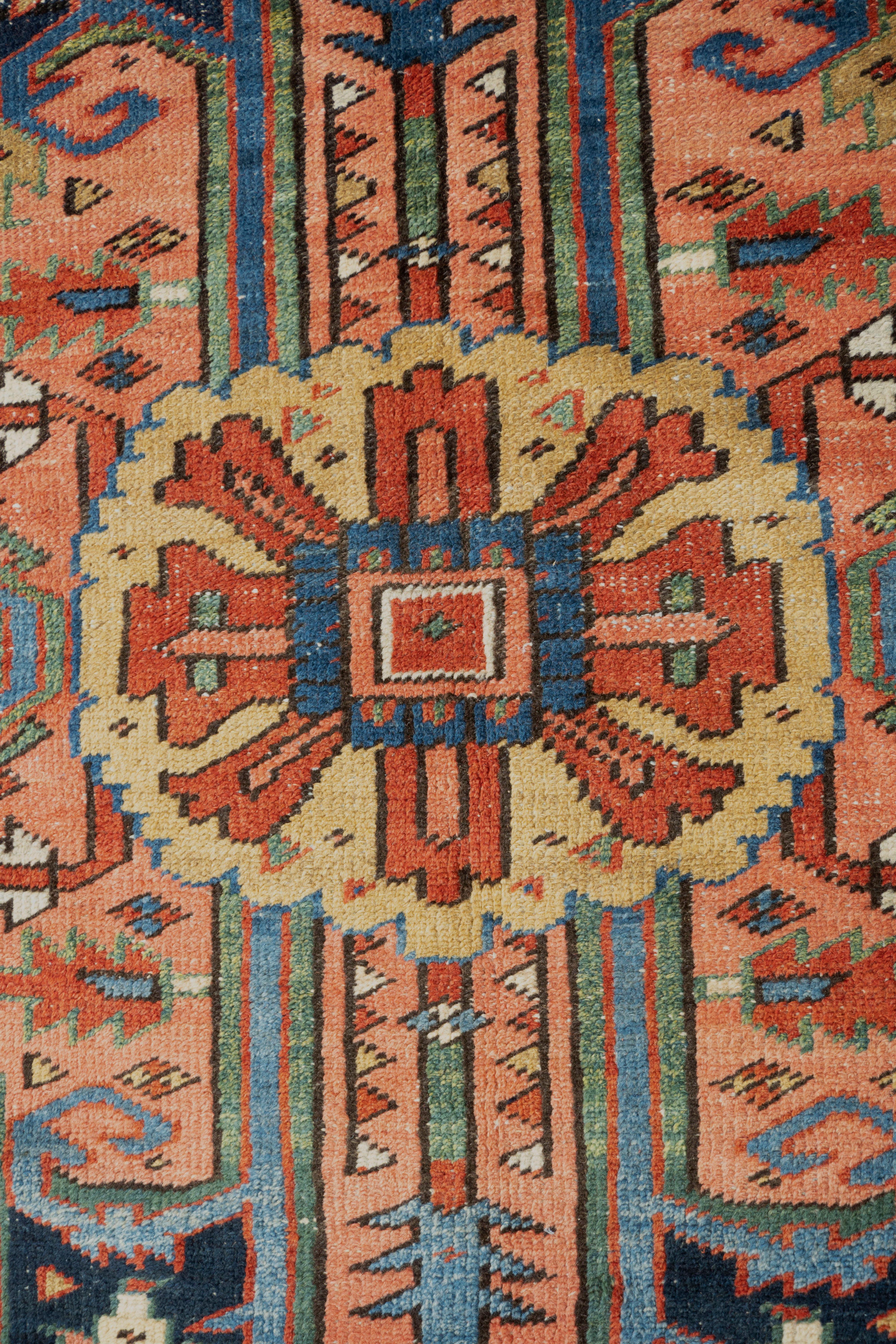 Alfombra Persa Antigua Serapi Roja 10'9 X 19'1 en Bueno estado para la venta en New York, NY