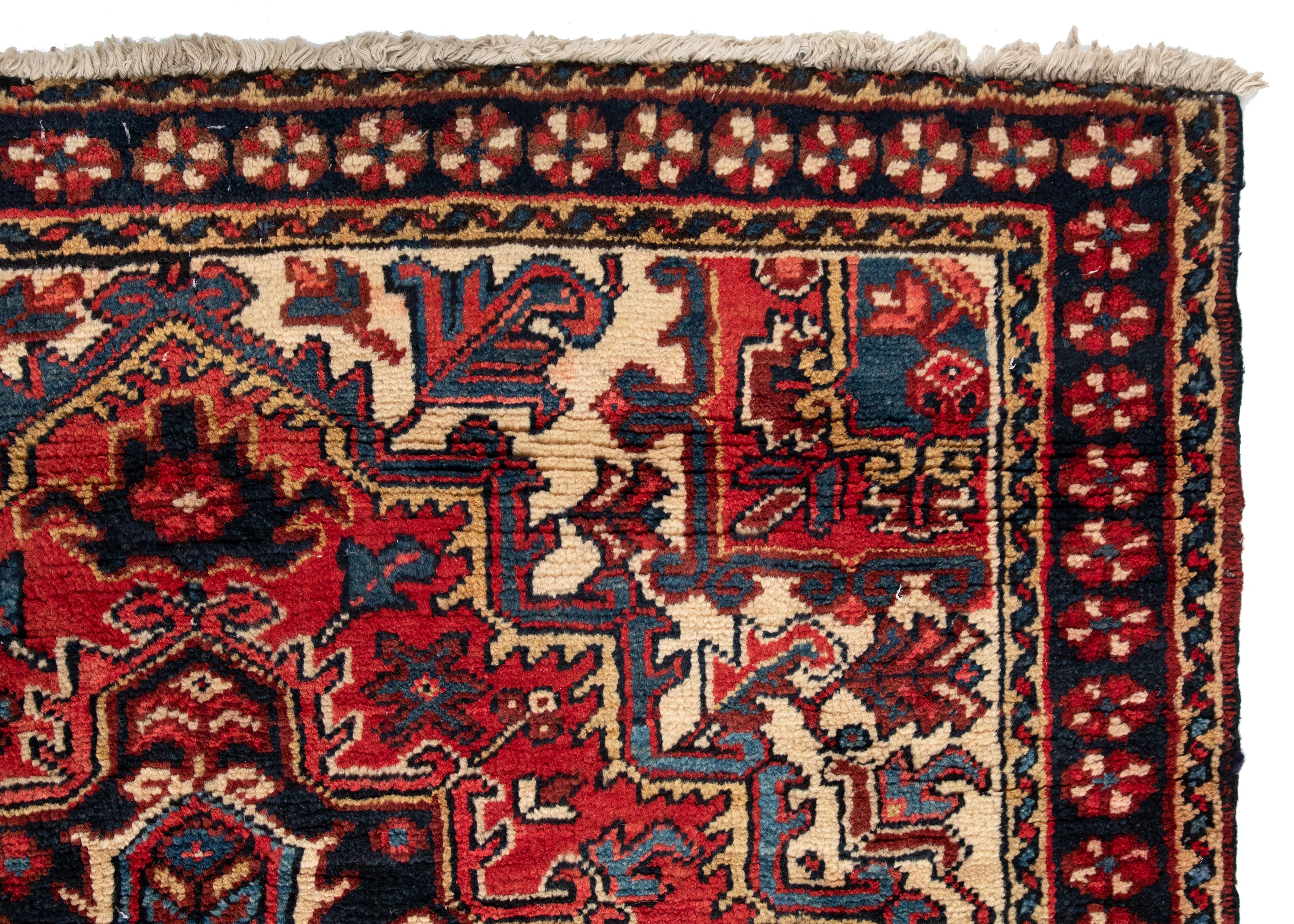 Les tapis Heriz sont l'un des tapis les plus célèbres d'Iran, en raison de leur style unique et distinctif. Heriz est une ville située dans le nord-ouest de l'Iran, près de la ville de Tabriz, qui est un important centre de tissage de tapis en Iran.