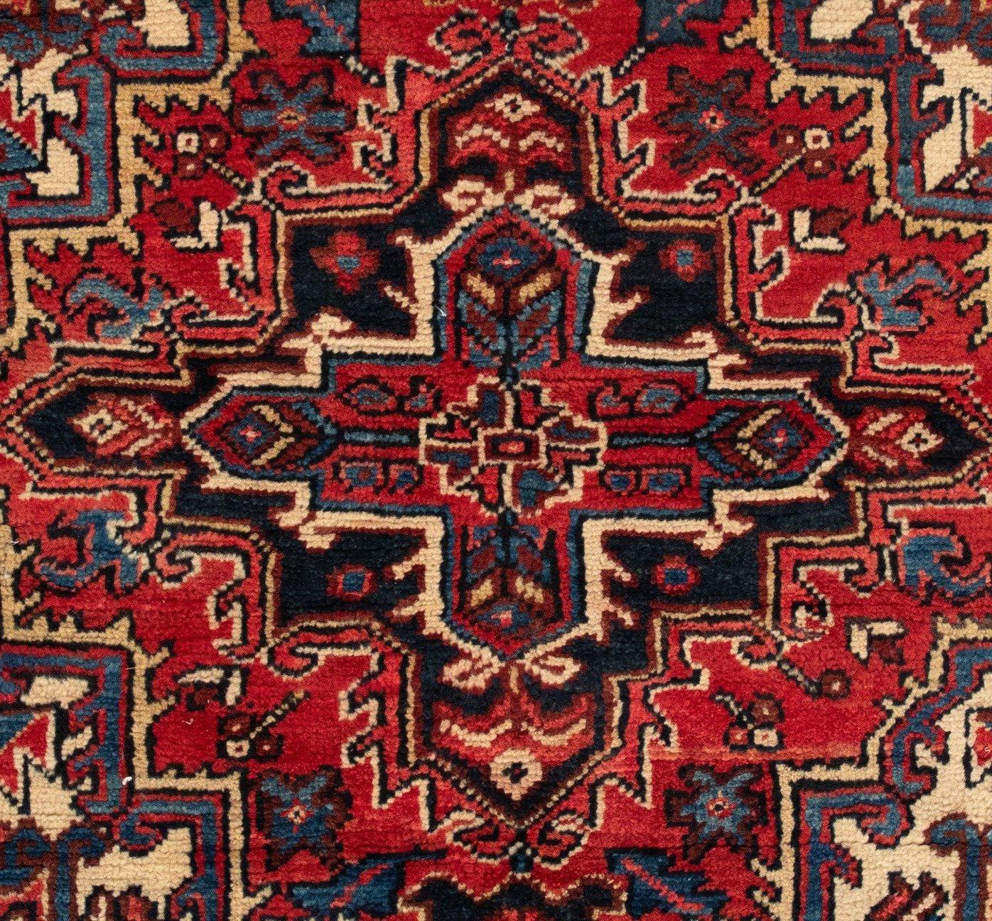 Heriz Serapi Petit tapis persan ancien carré géométrique rouge ivoire bleu marine Heriz, années 1950 en vente