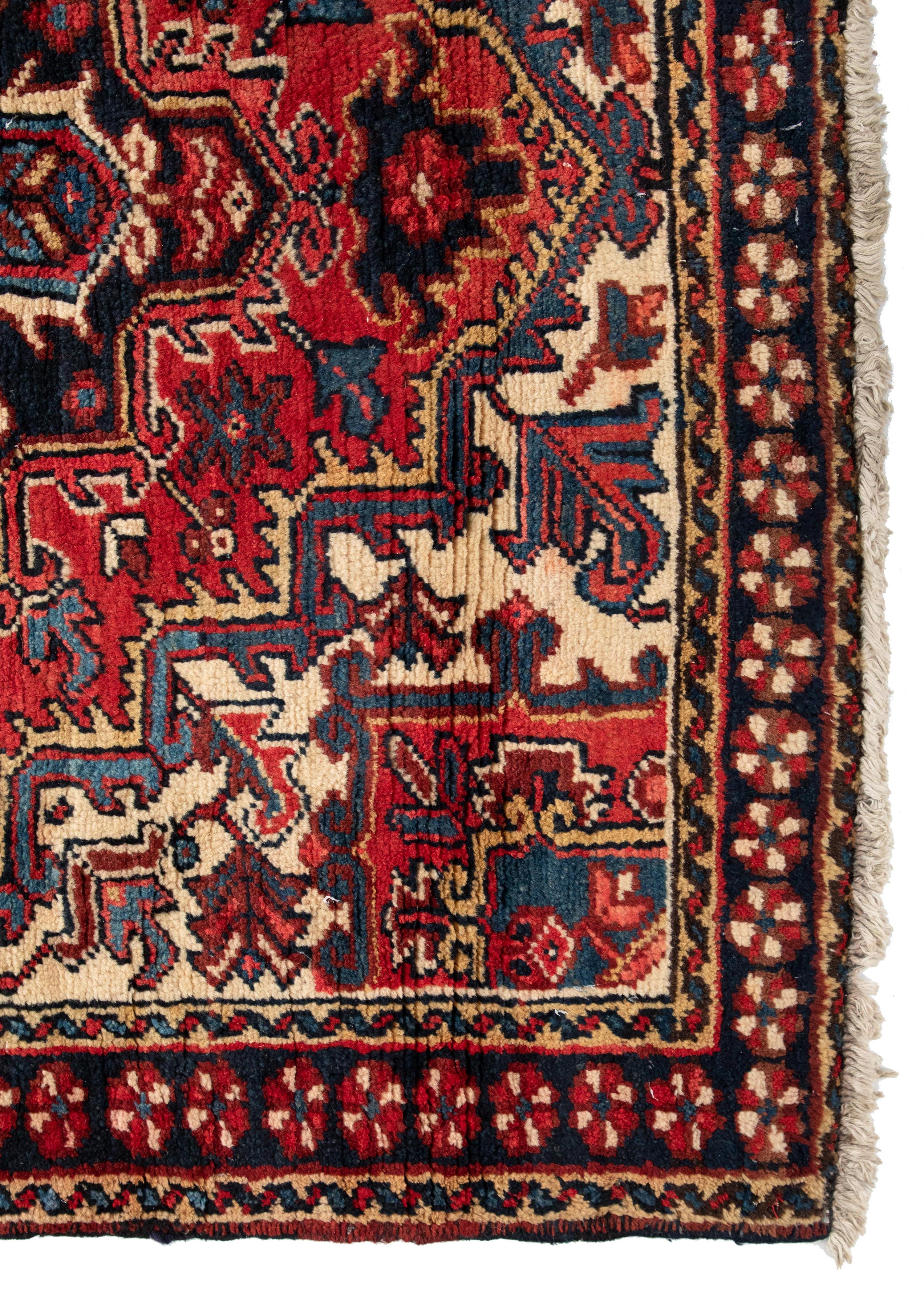 Perse Petit tapis persan ancien carré géométrique rouge ivoire bleu marine Heriz, années 1950 en vente