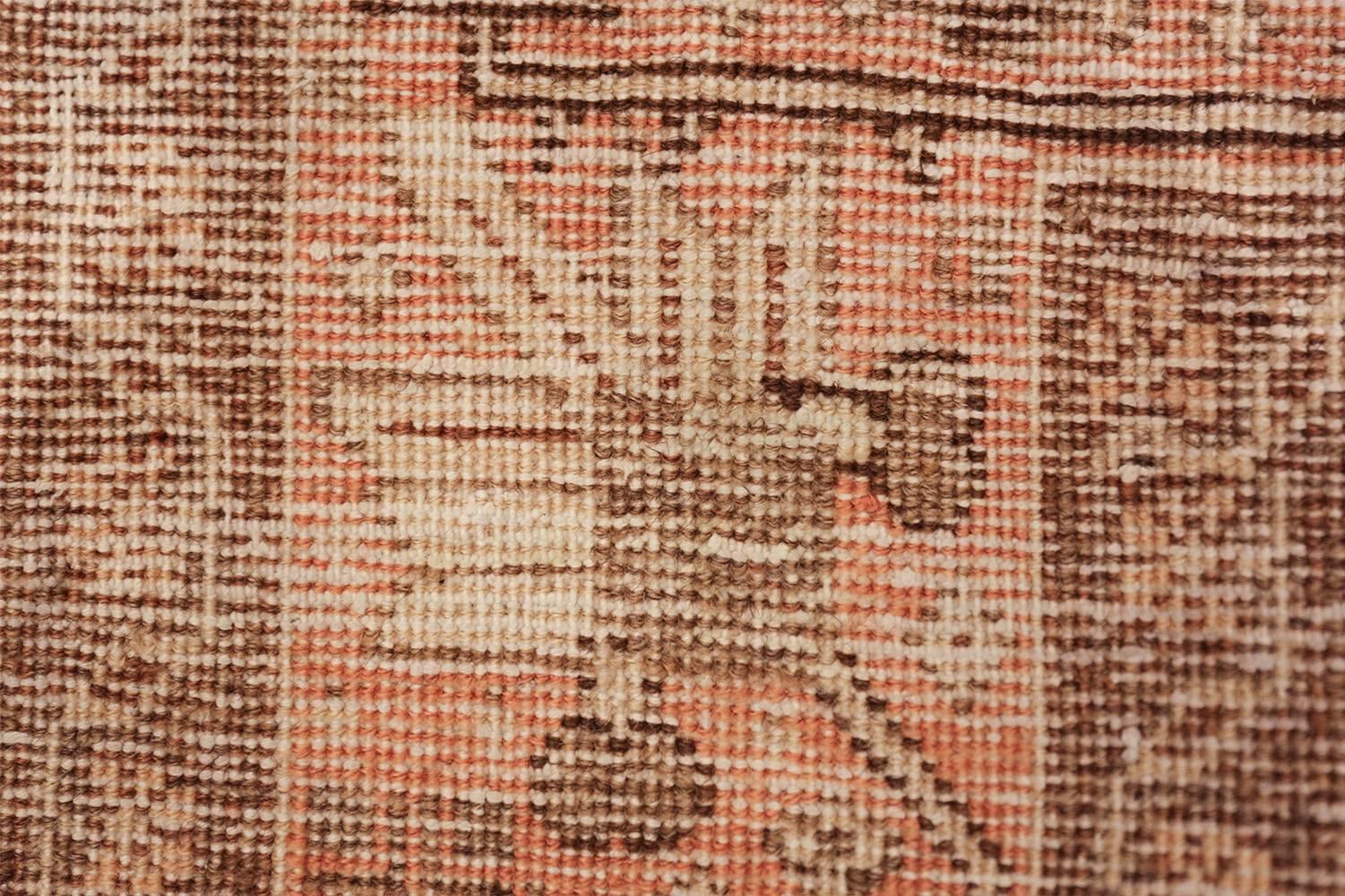 Tappeto Tabriz persiano antico, Paese d'origine: Persia, Data approssimativa: Inizio XX secolo. Dimensioni: 7 ft 1 in x 10 ft 3 in (2,16 m x 3,12 m).