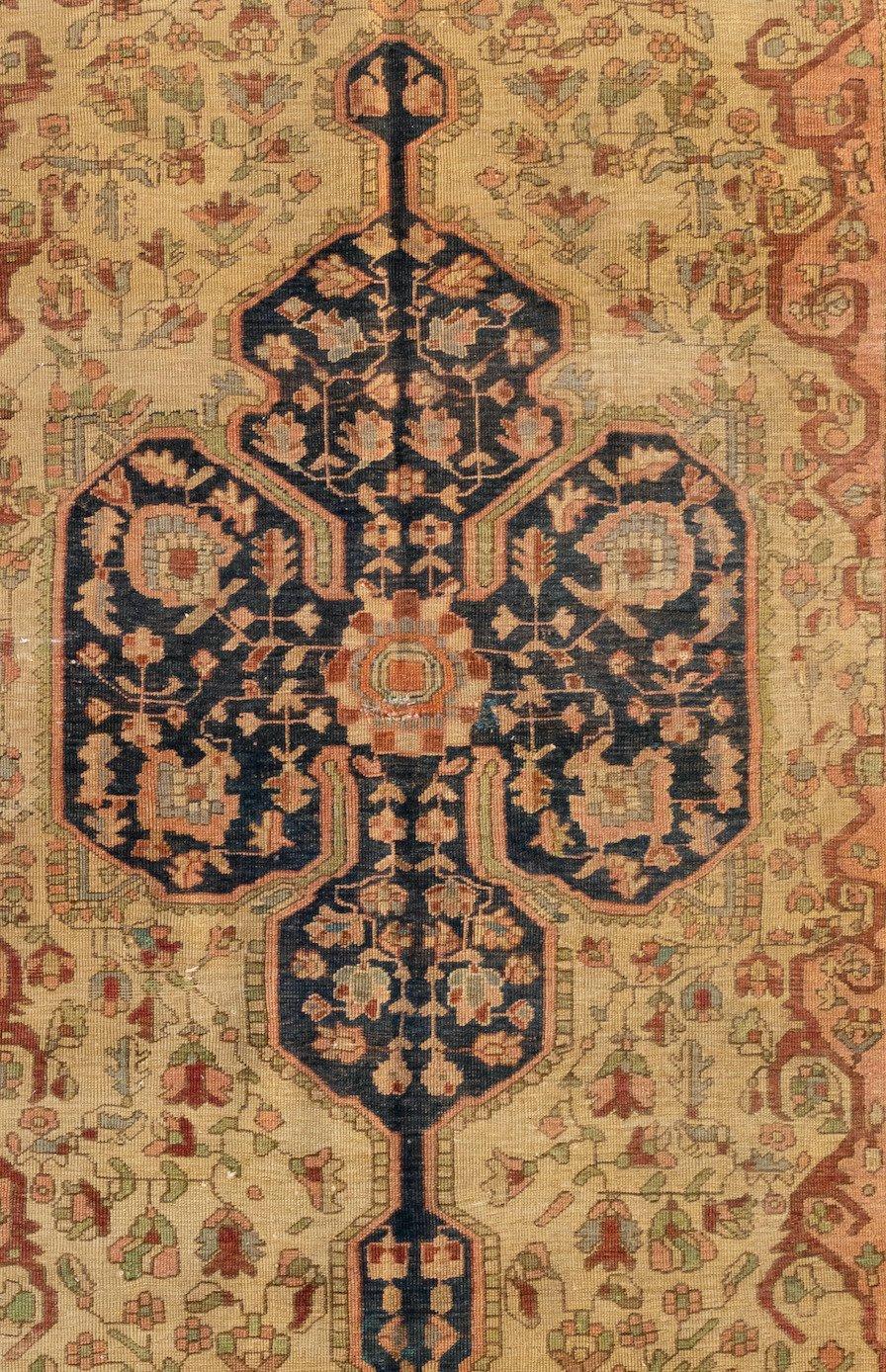 Il s'agit d'un très bel exemple de sarouk de Farahan datant des années 1880-1900 et mesurant 1,2 x 1,2 mètre.

Veuillez noter qu'il y a deux très petites zones usées sur le médaillon. Le tapis est par ailleurs en excellent état. Veuillez vous