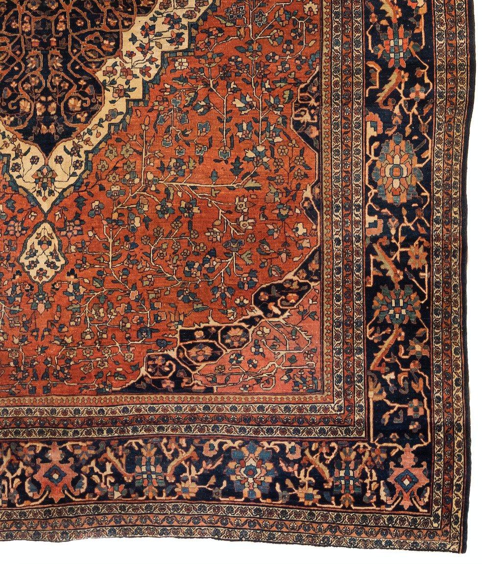 Annodato a mano Antico tappeto persiano Rose Rust e Brown Sarouk Farahan, circa 1900 in vendita