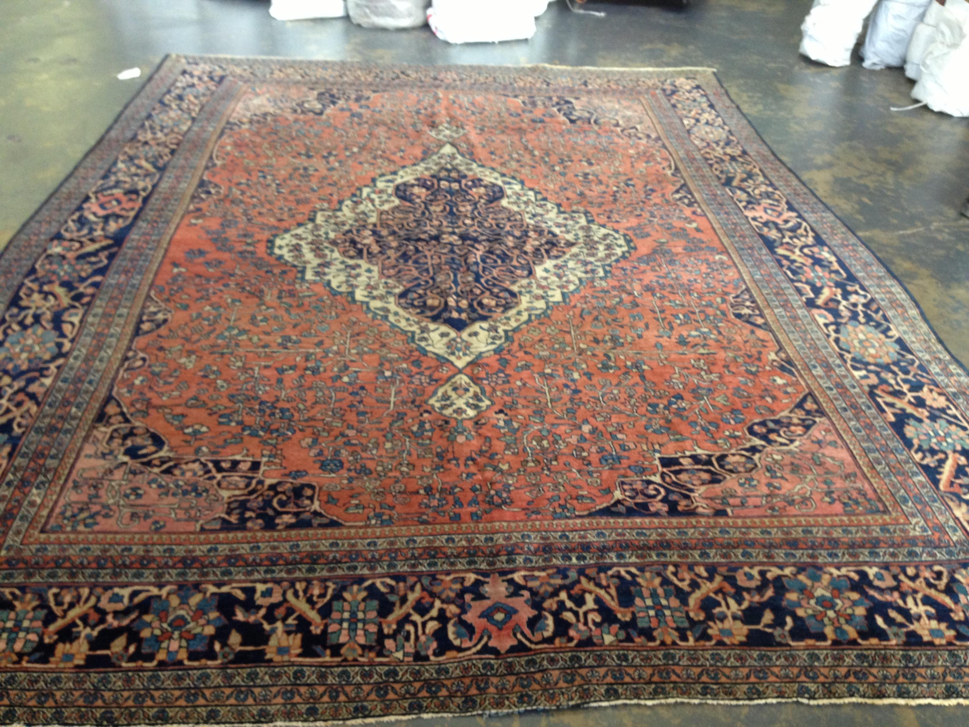 Antico tappeto persiano Rose Rust e Brown Sarouk Farahan, circa 1900 In condizioni buone in vendita a New York, NY