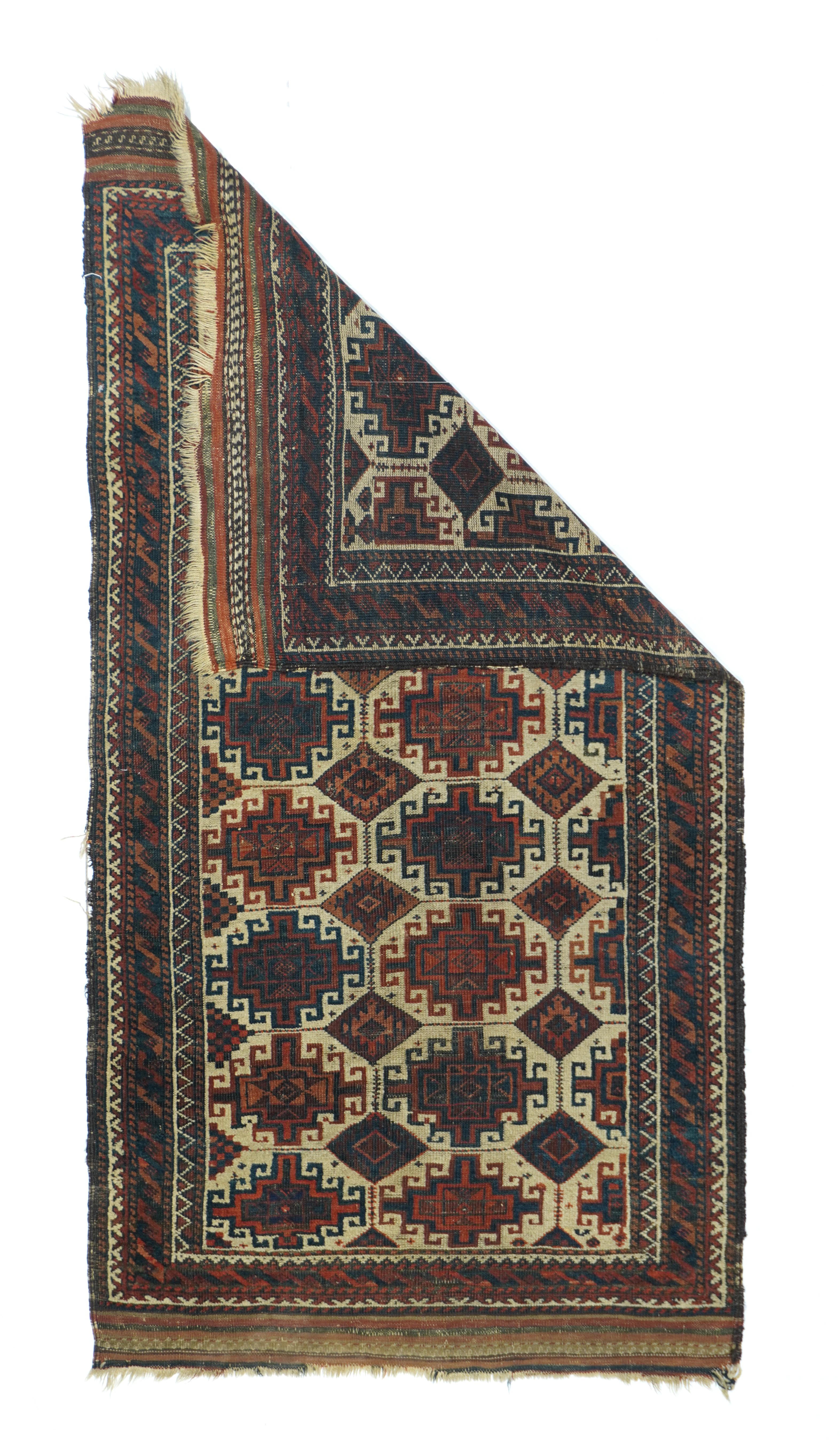 Antiker persischer Baluuch-Stammes-Teppich 2'9'' x 5'2'' Das mittelgroße kamelfarbene Feld zeigt ein seitlich geschobenes Muster aus zweieinhalb Spalten mit jeweils acht hakenförmigen 