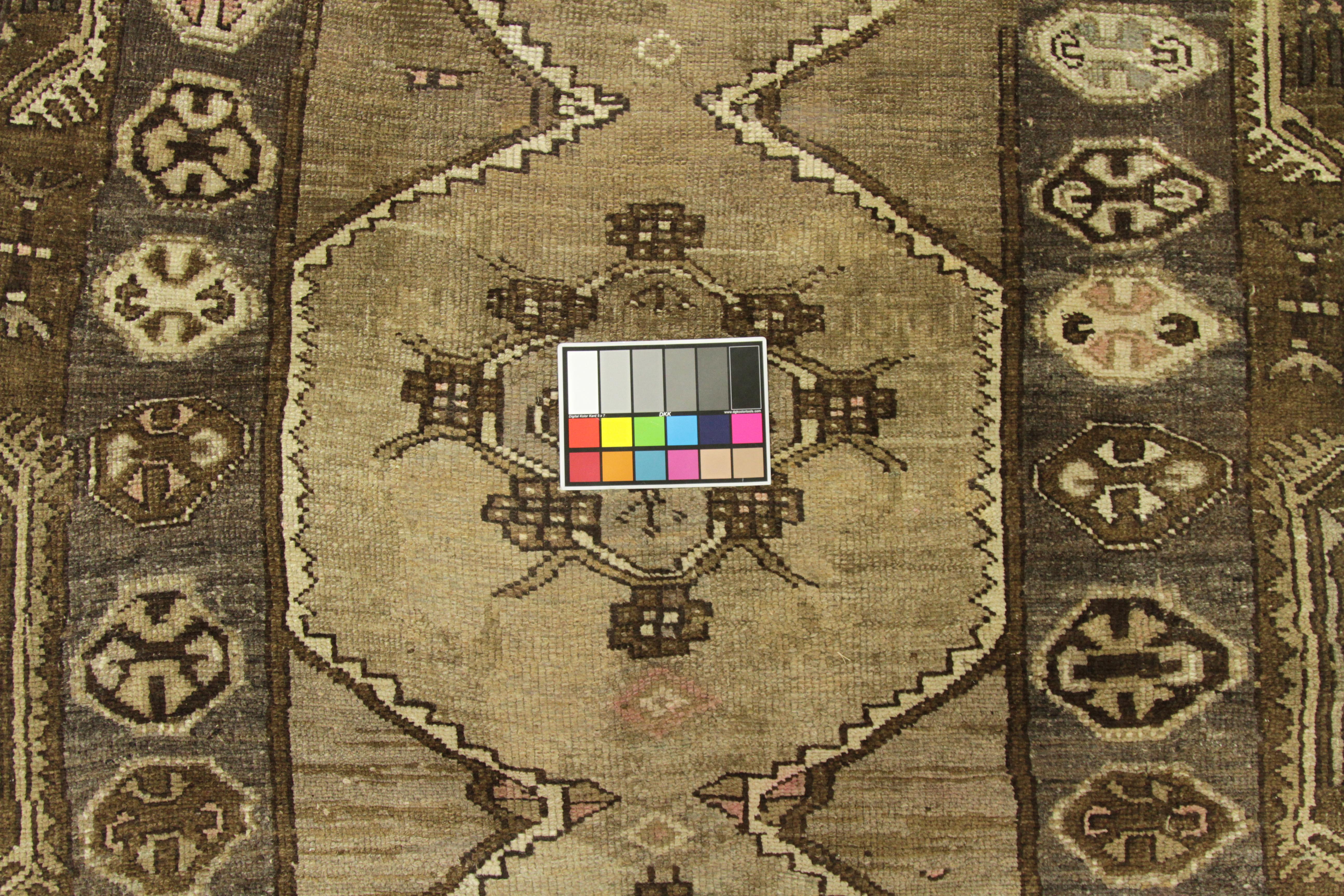Antique Persian Rug Azerbaijan Design with Traditional Gul Motif, circa 1900s For Sale 1
