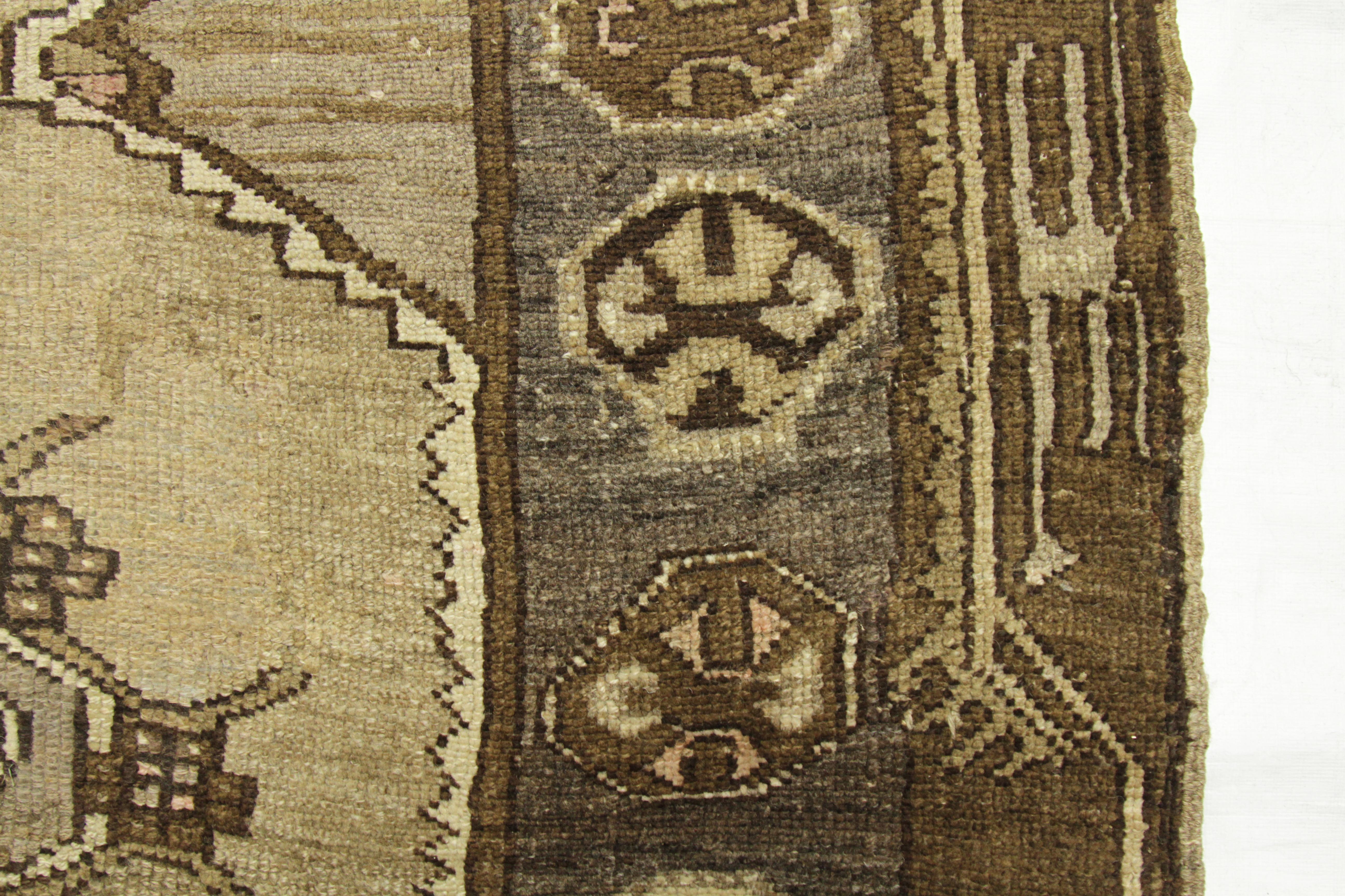 Antiker persischer Teppich in Aserbaidschanischem Design mit traditionellem Gul-Motiv, um 1900 im Angebot 1