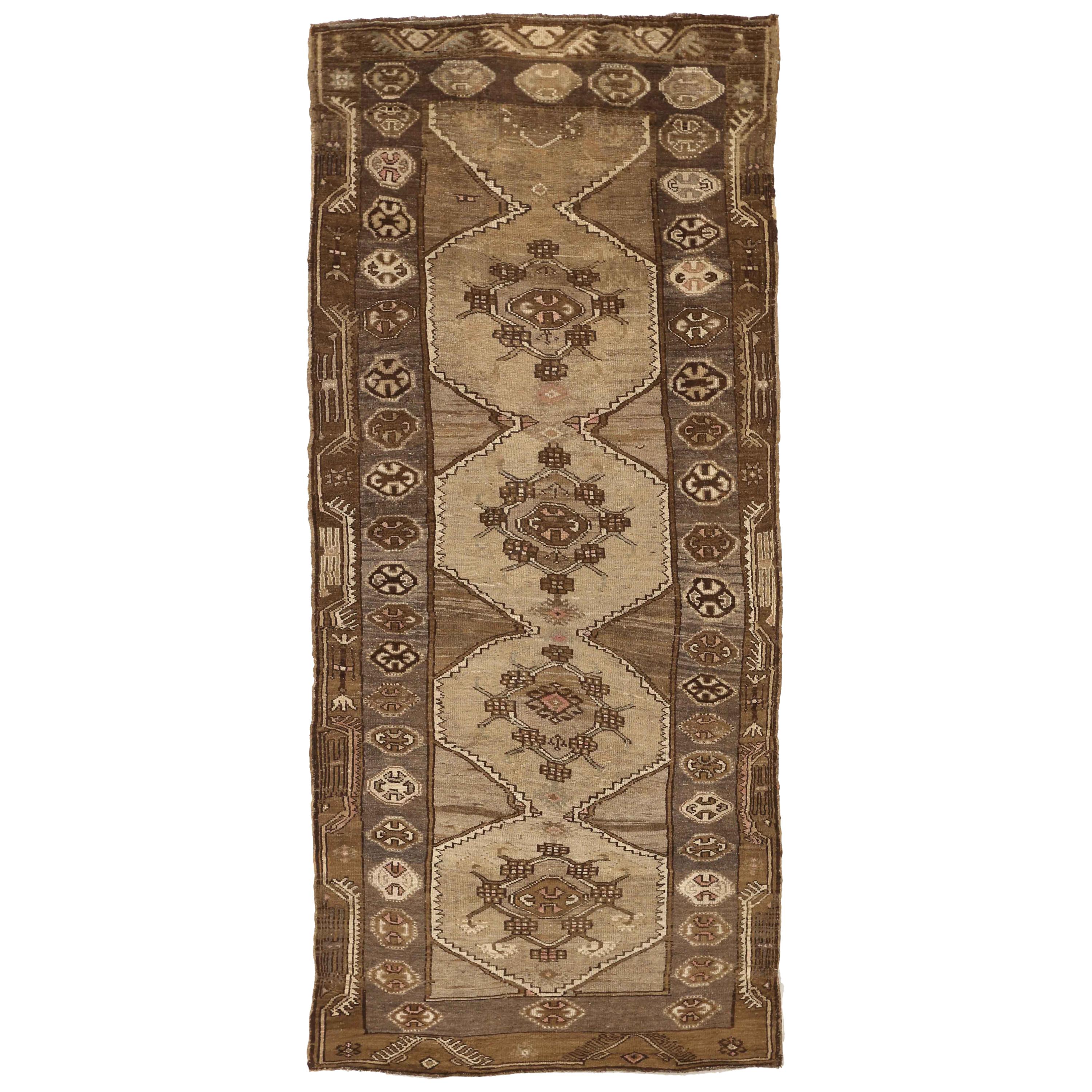 Antique Persian Rug Azerbaijan Design with Traditional Gul Motif, circa 1900s For Sale