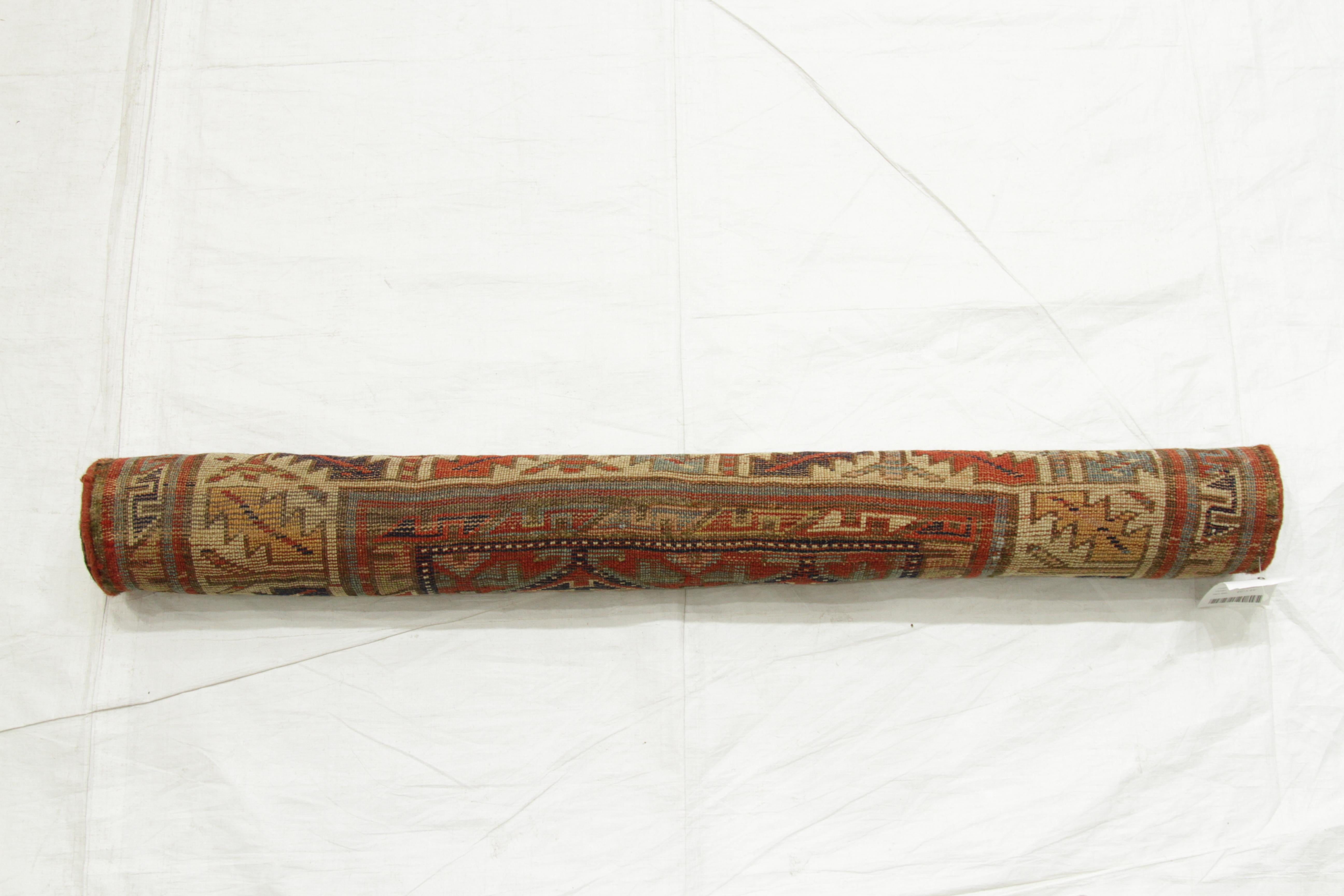 Antiker persischer Teppich in Aserbaidschanischem Design mit lebhaftem Mosaikmuster, um 1920 im Angebot 3