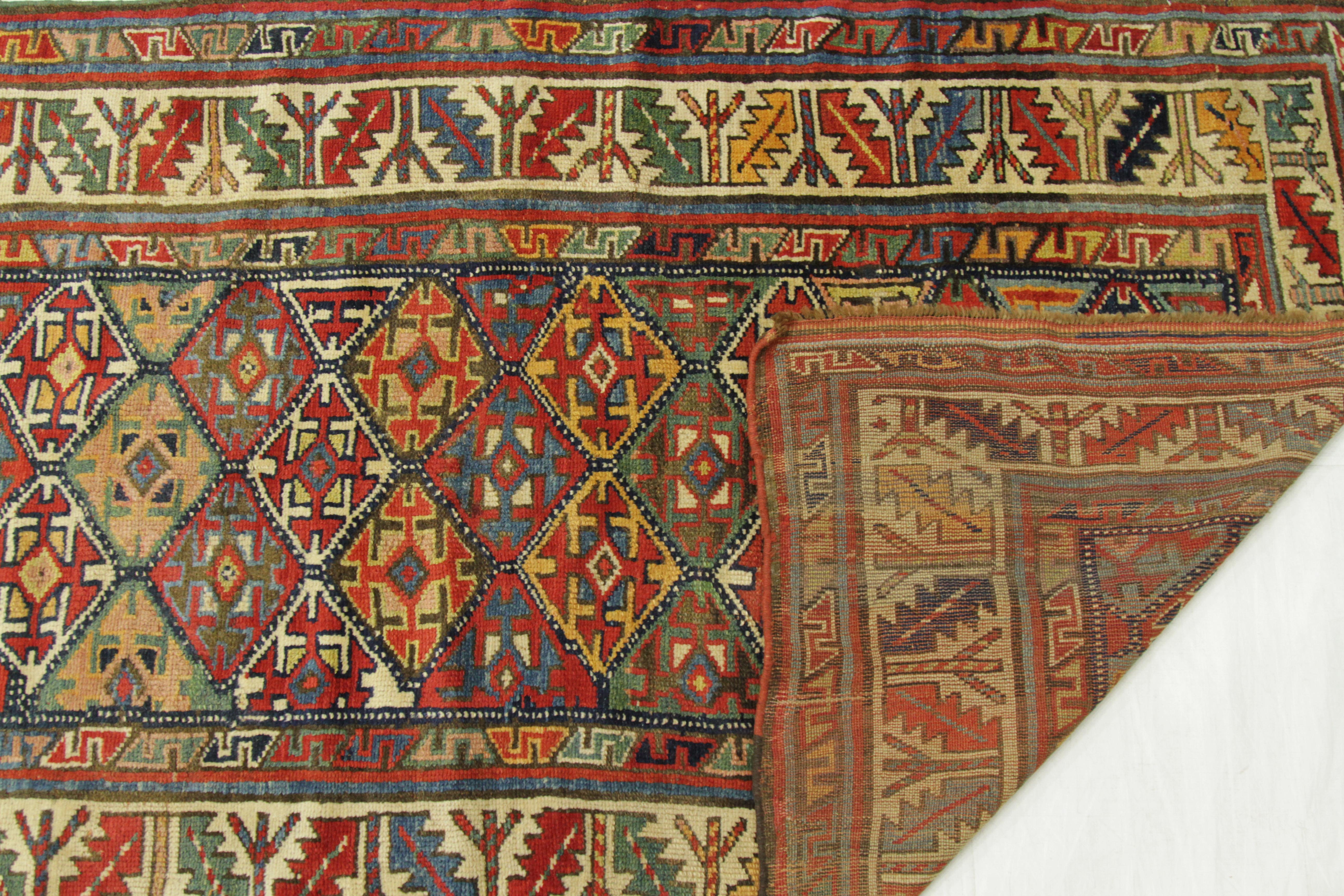 Antiker persischer Teppich in Aserbaidschanischem Design mit lebhaftem Mosaikmuster, um 1920 im Zustand „Hervorragend“ im Angebot in Dallas, TX