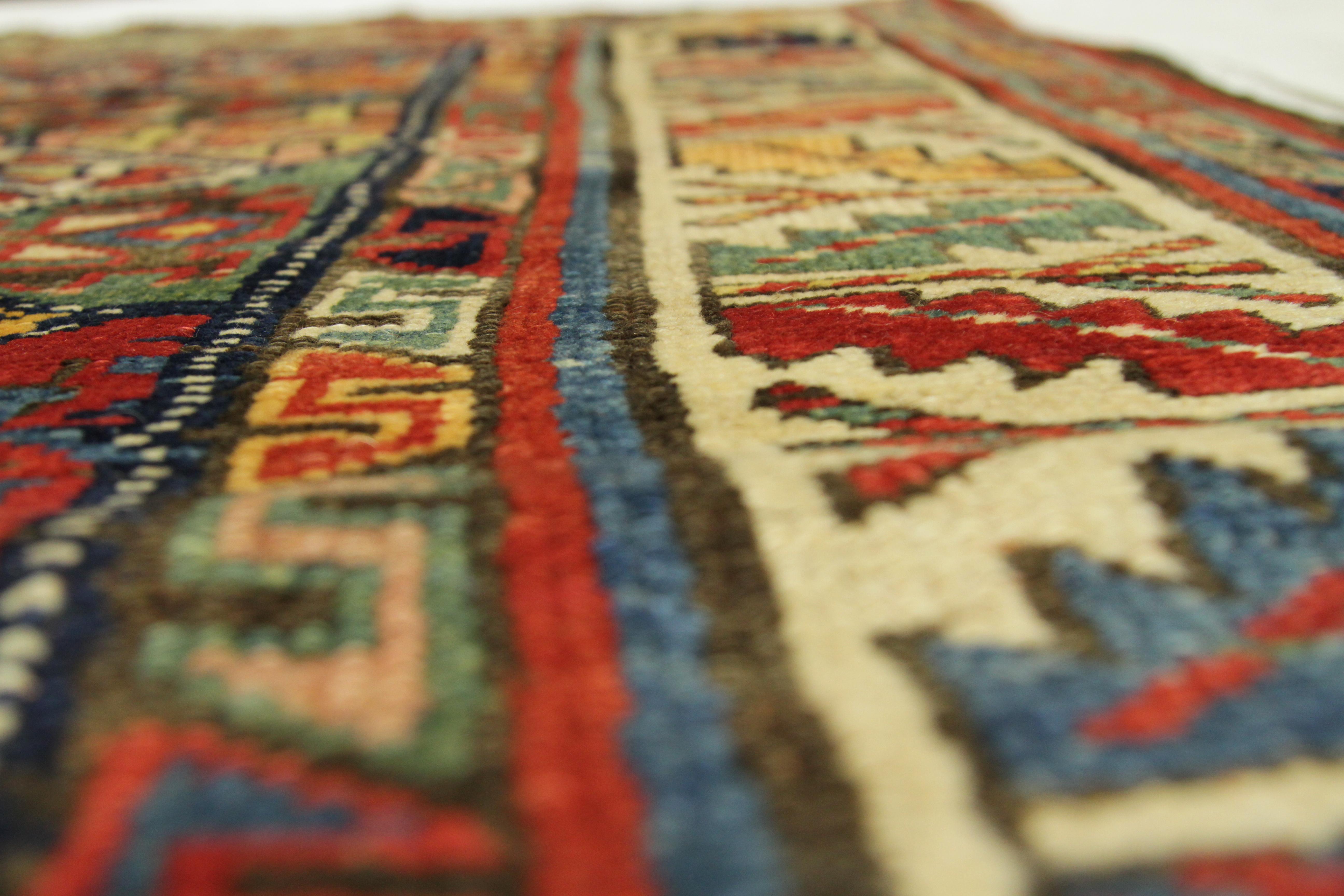 Antiker persischer Teppich in Aserbaidschanischem Design mit lebhaftem Mosaikmuster, um 1920 (Frühes 20. Jahrhundert) im Angebot